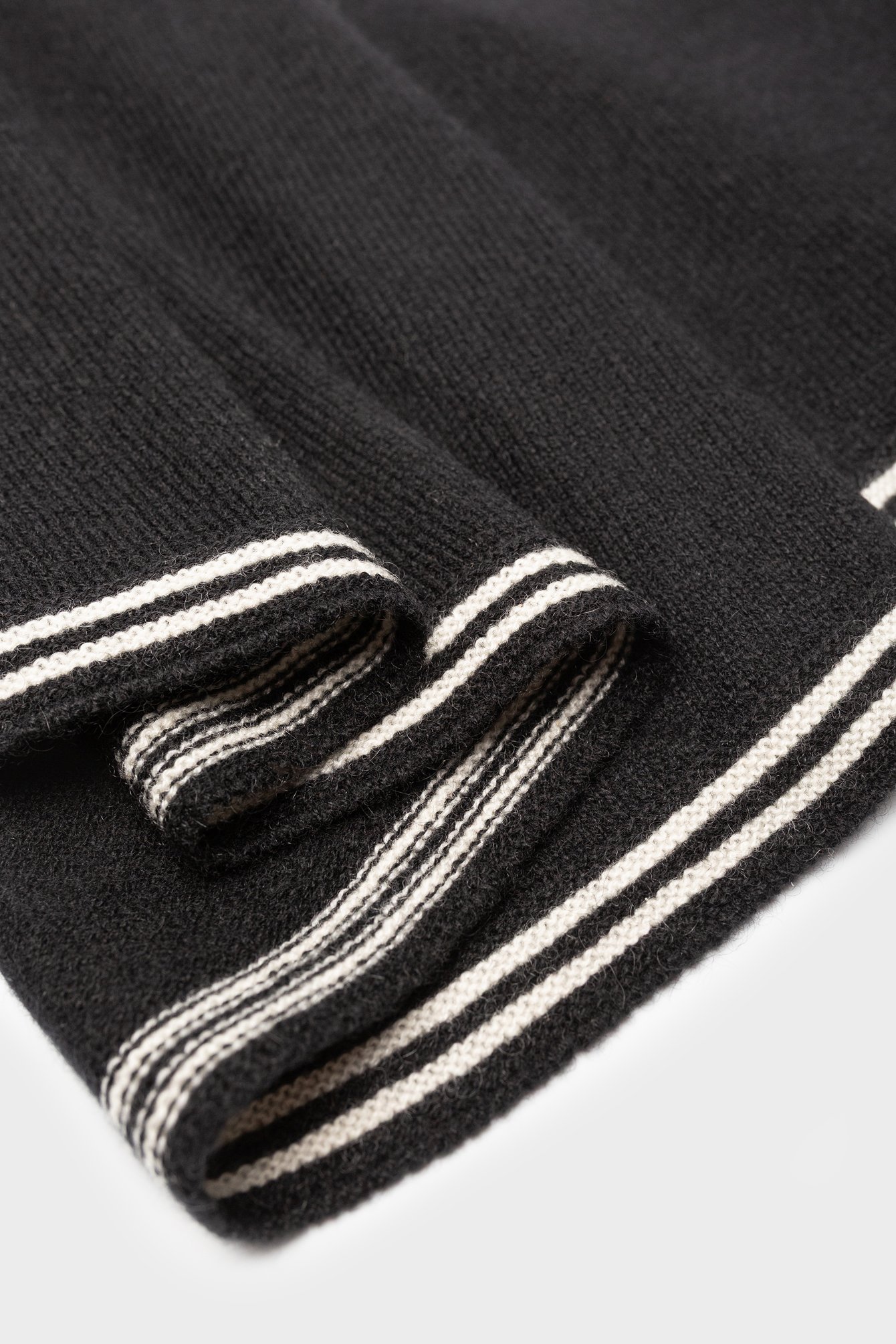 1713/B5 Szal z kaszmiru z kontrastowymi paskami