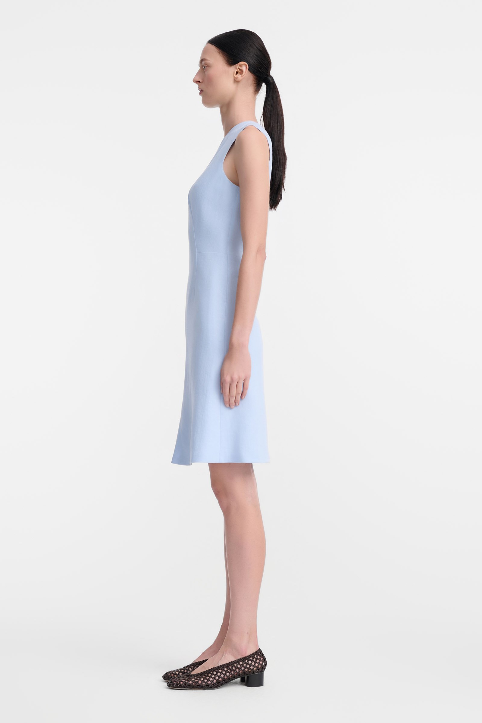 77/B6 Błękitna dopasowana sukienka z lnu i wiskozy