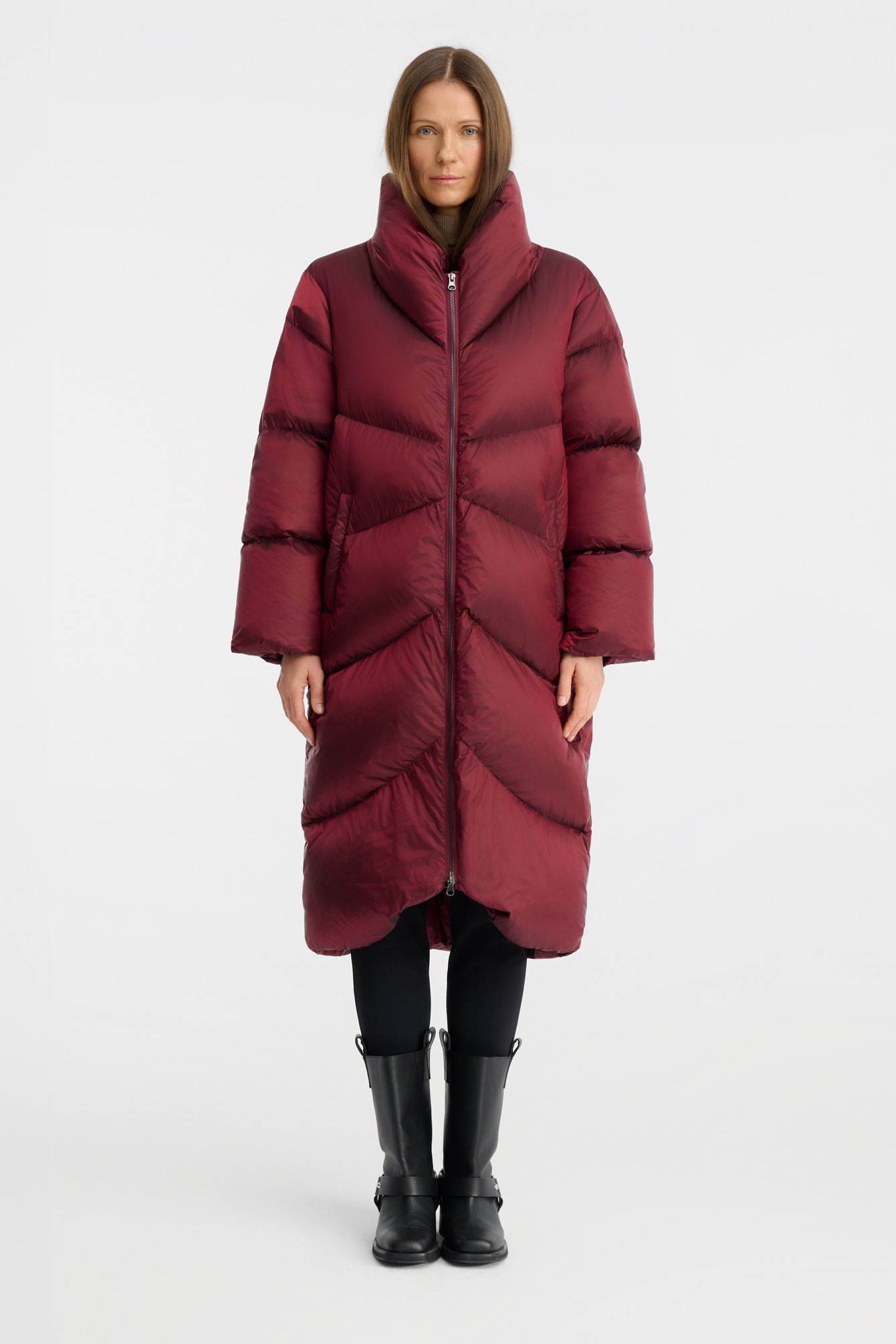1509/B5 Puchowy płaszcz ze stójką w głębokim odcieniu wiśniowym
