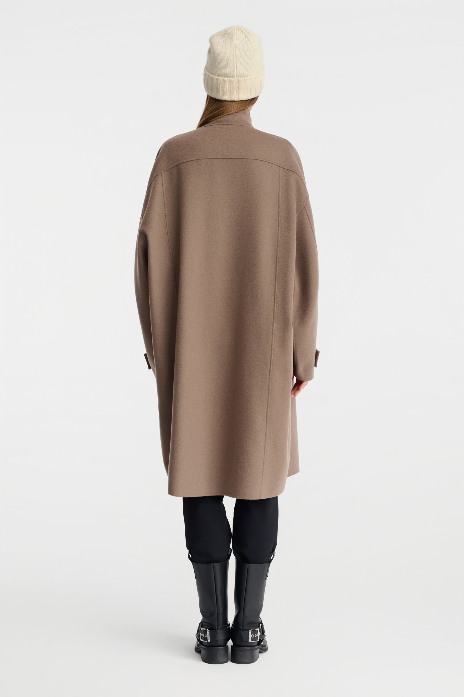 1517/B5 Wełniany płaszcz oversize ze stójką w zgaszonym odcieniu brązu