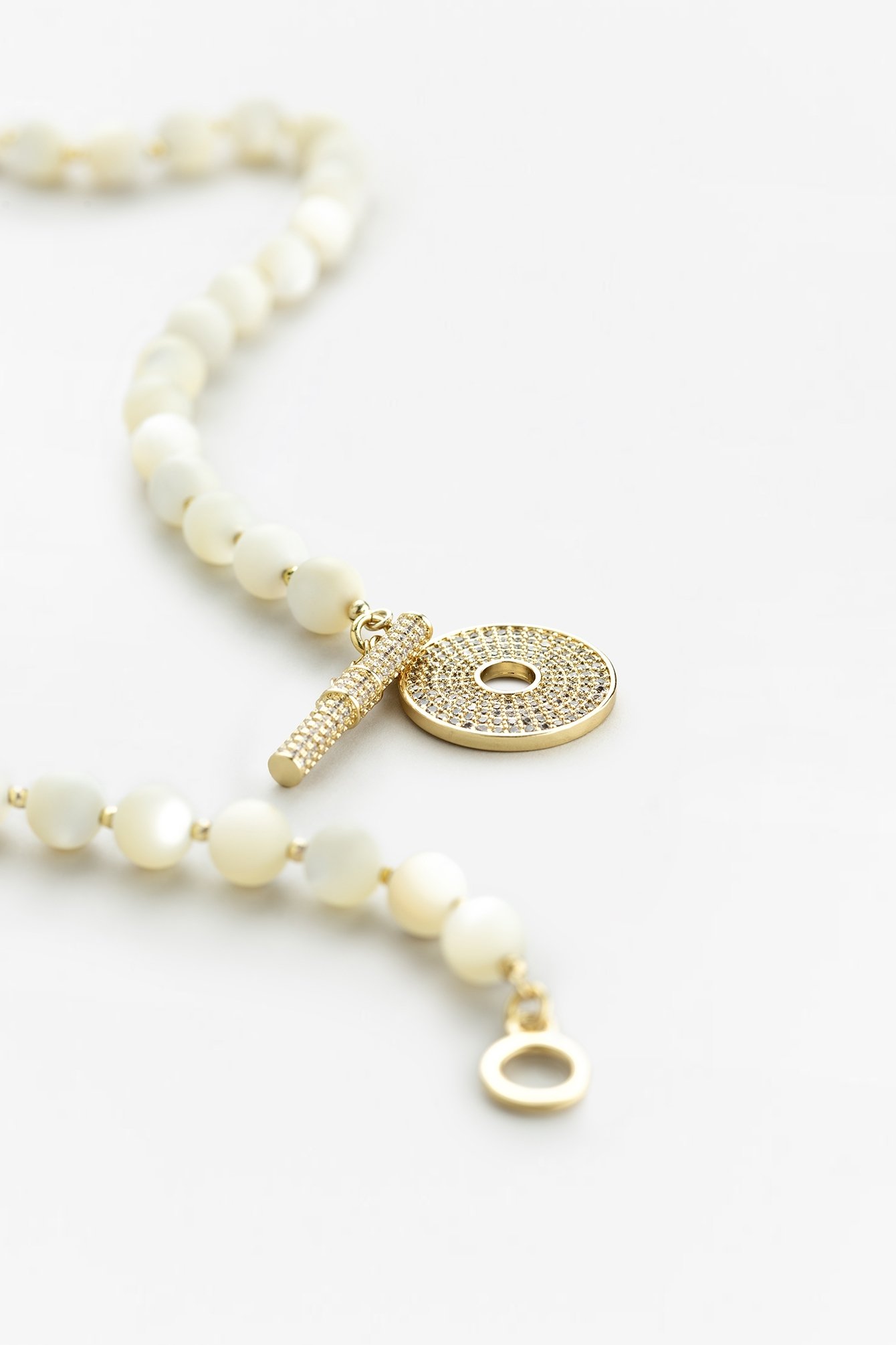 644/B4 Złoty naszyjnik z masy perłowej i ozdobnym medalionem wysadzanym cyrkoniami