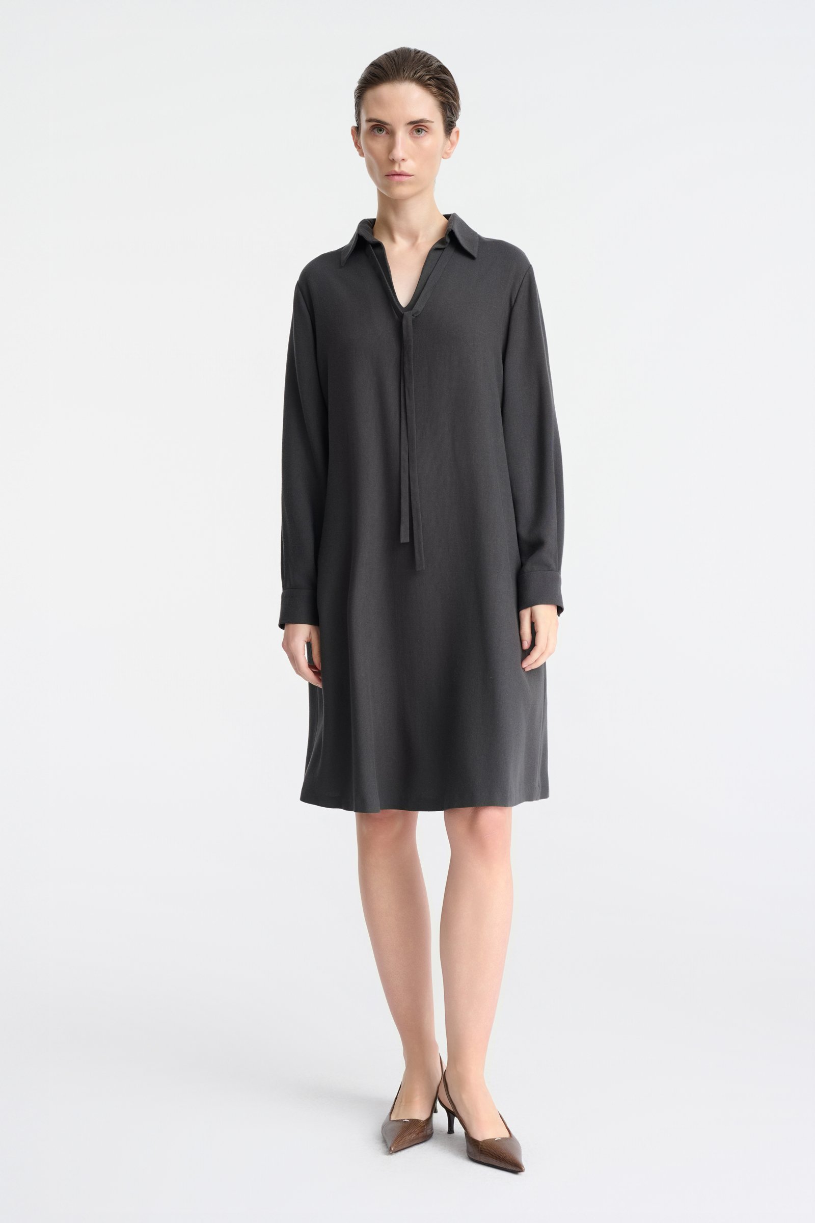 1041/B5 Grafitowa sukienka midi z długim rękawem i paskiem