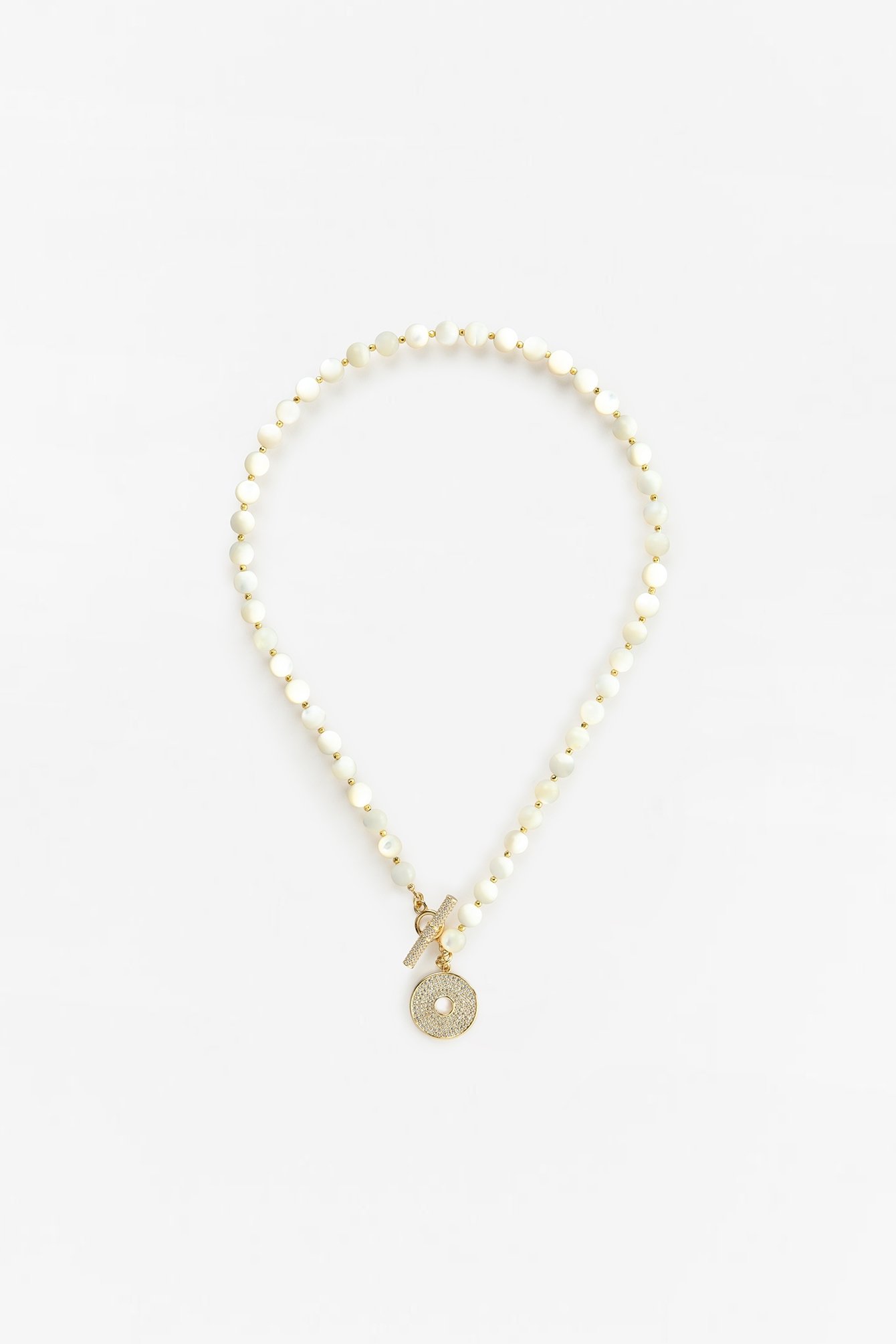 644/B4 Złoty naszyjnik z masy perłowej i ozdobnym medalionem wysadzanym cyrkoniami