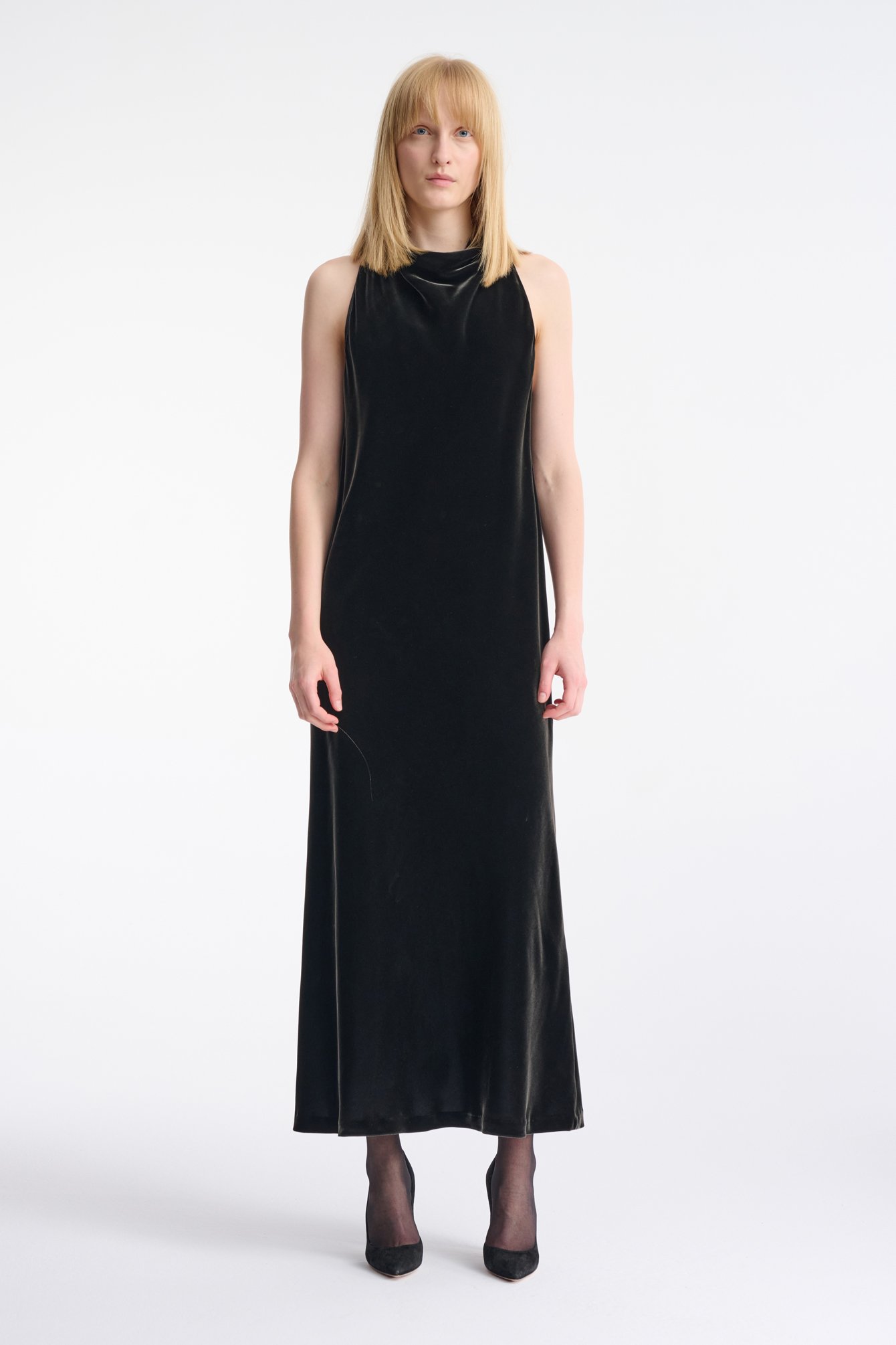 1091/B5 Grafitowa aksamitna sukienka z lejącym dekoltem