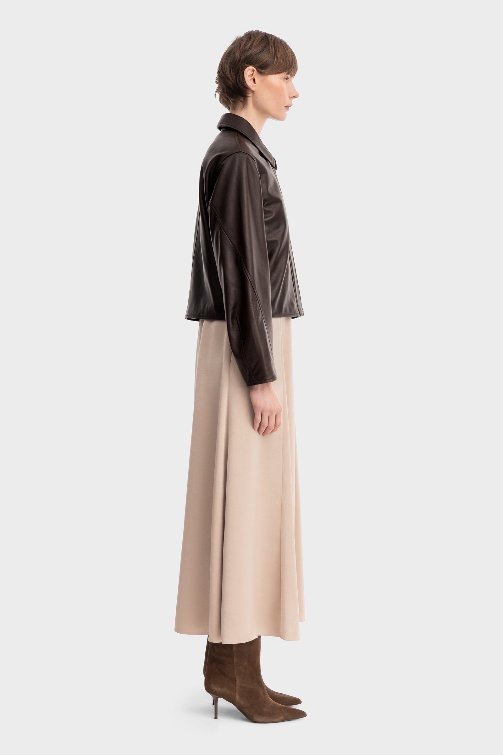 1708/B6 A brown leather jacket with a collar