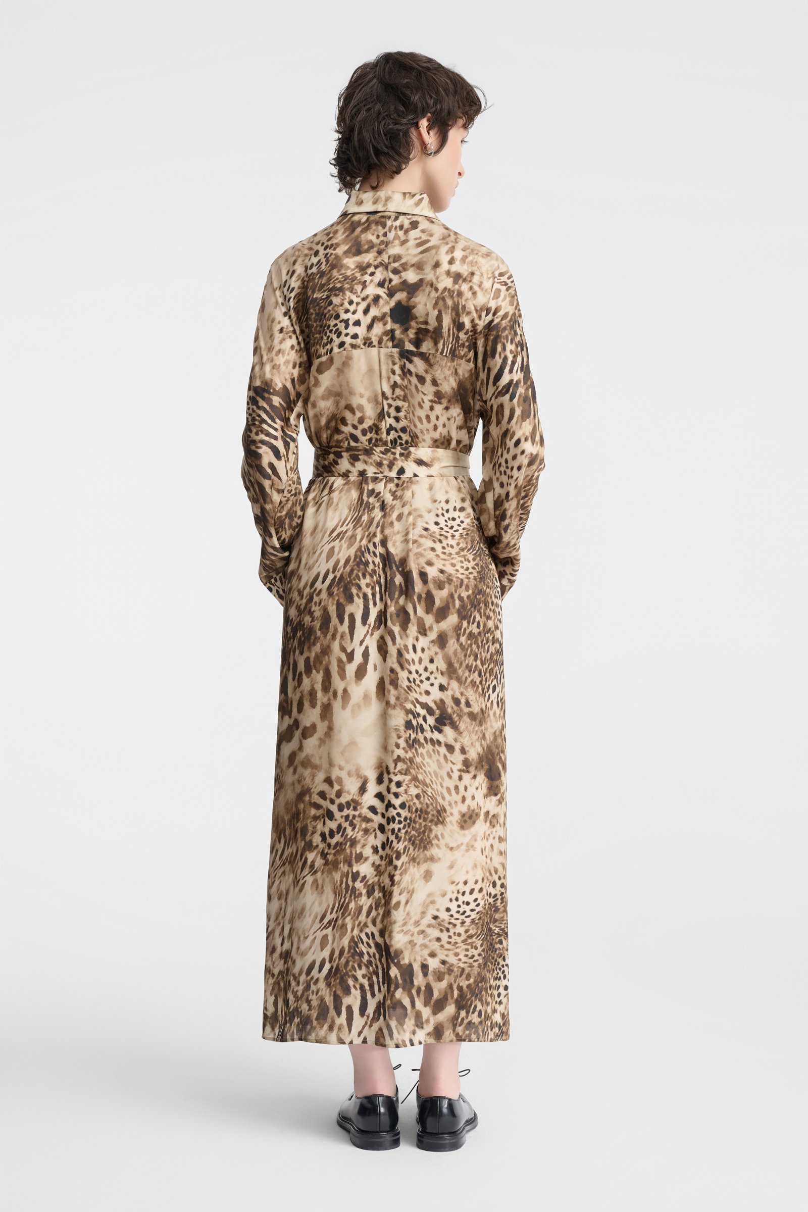 1153/B5 Satynowa sukienka o koszulowym kroju z motywem cętek