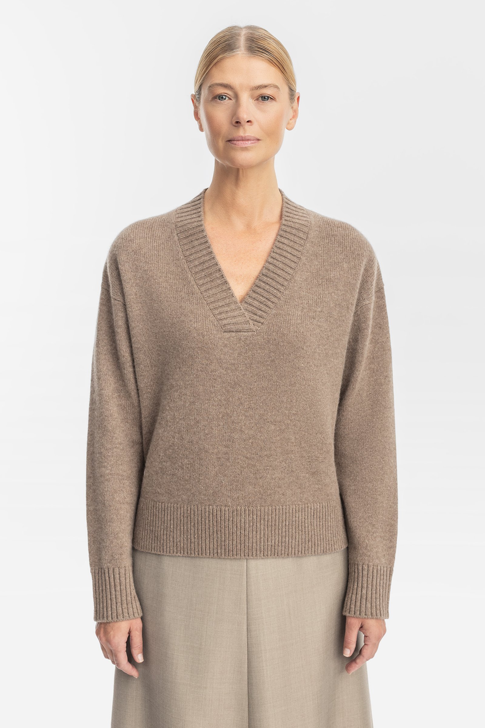 1634/B5 Beżowy sweter kaszmirowy o krótkim kroju z dekoltem w szpic