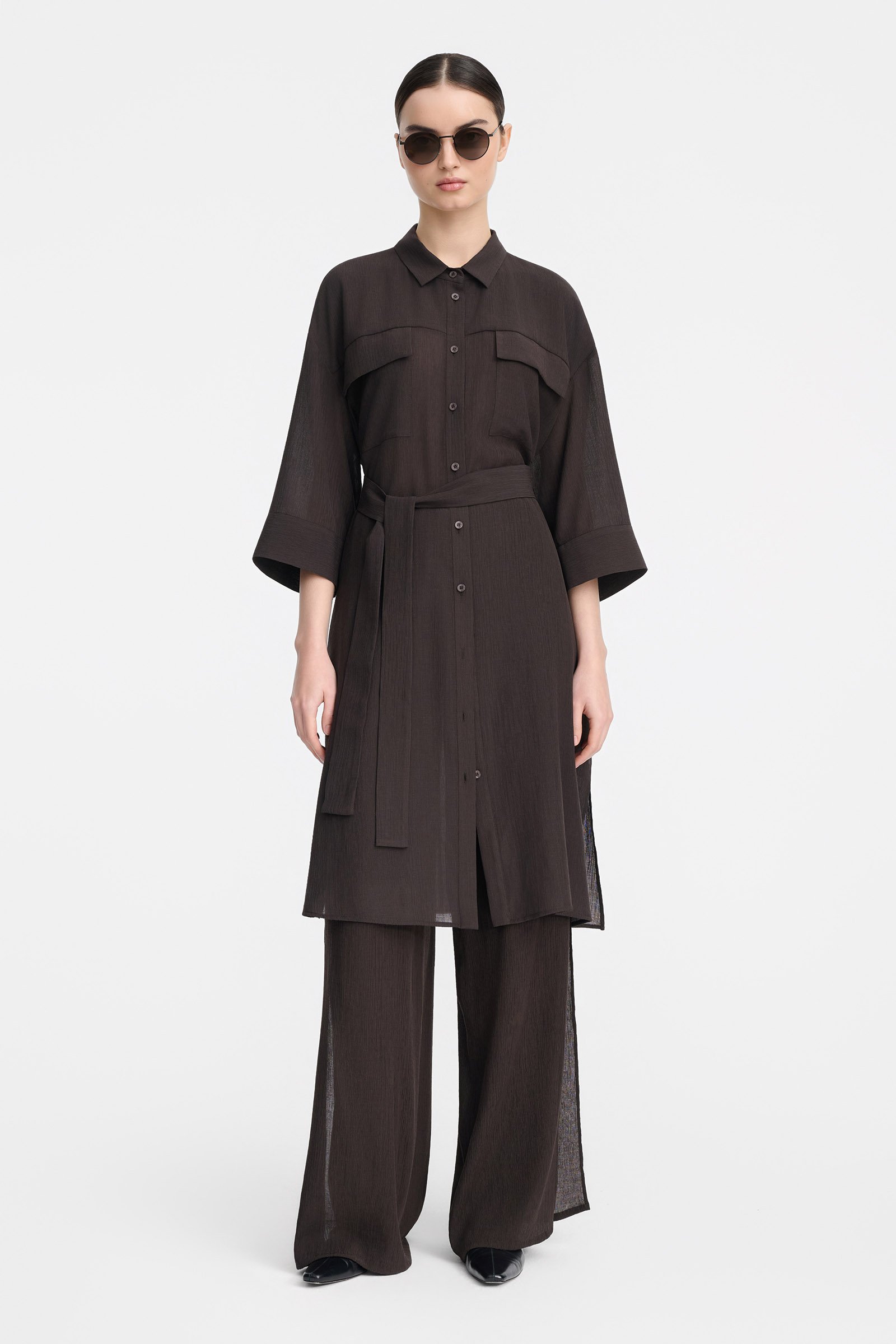 122/B6 A brown shift dress with a belt and slits