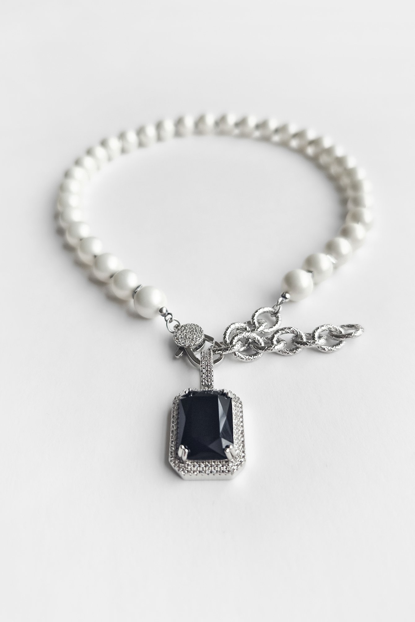 616/B6 Naszyjnik z pereł Majorka z zawieszką z czarnej cyrkonii