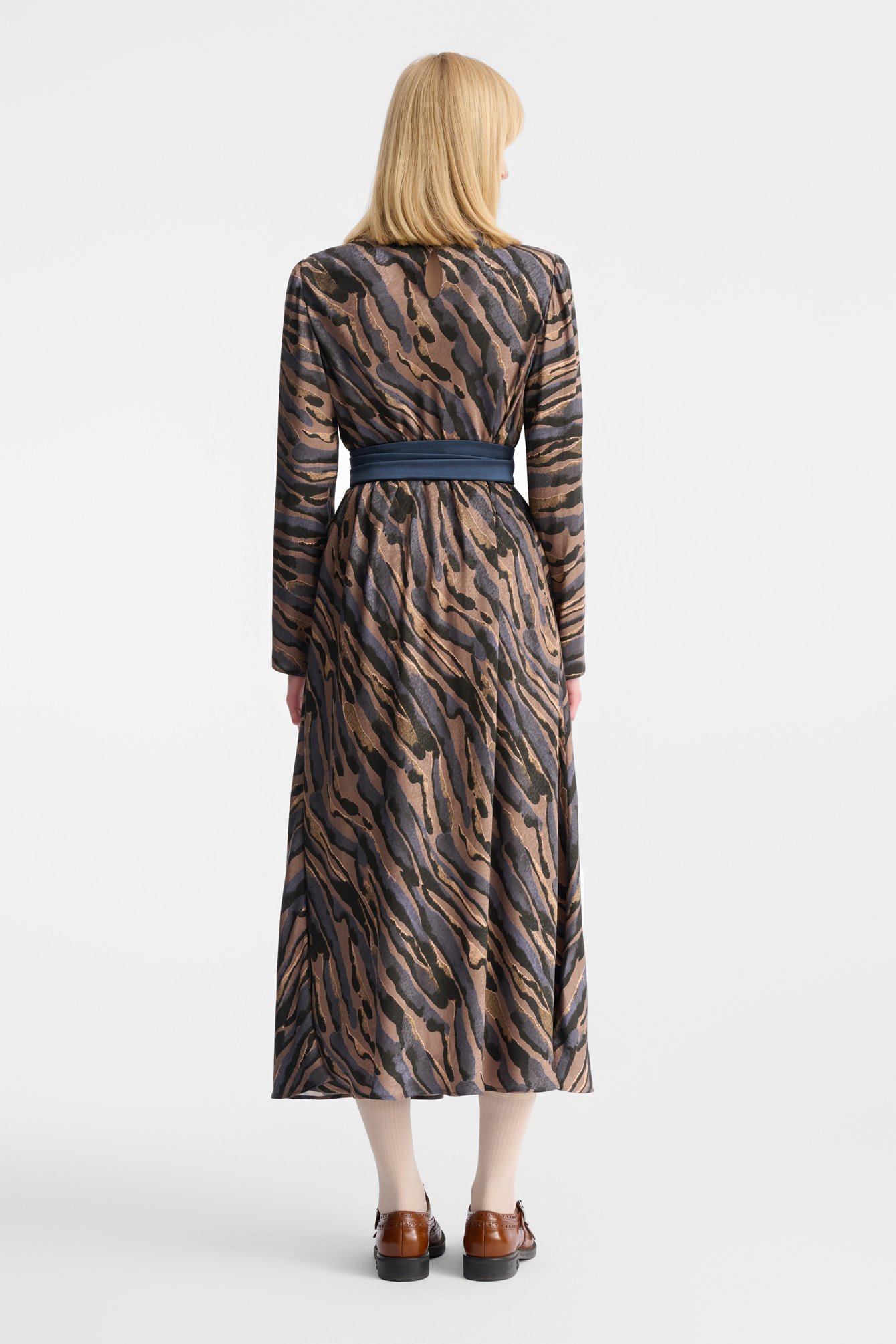 1025/B5 Długa sukienka z wiskozy z paskiem i kolorowym motywem zebry