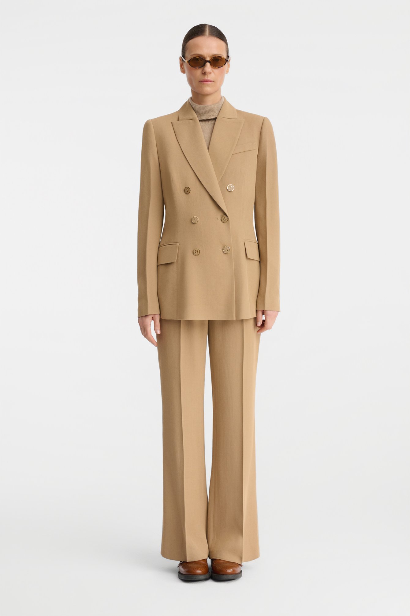 1014/B5 Dwurzędowy żakiet z wełnianej tkaniny w ciepłym odcieniu beżu