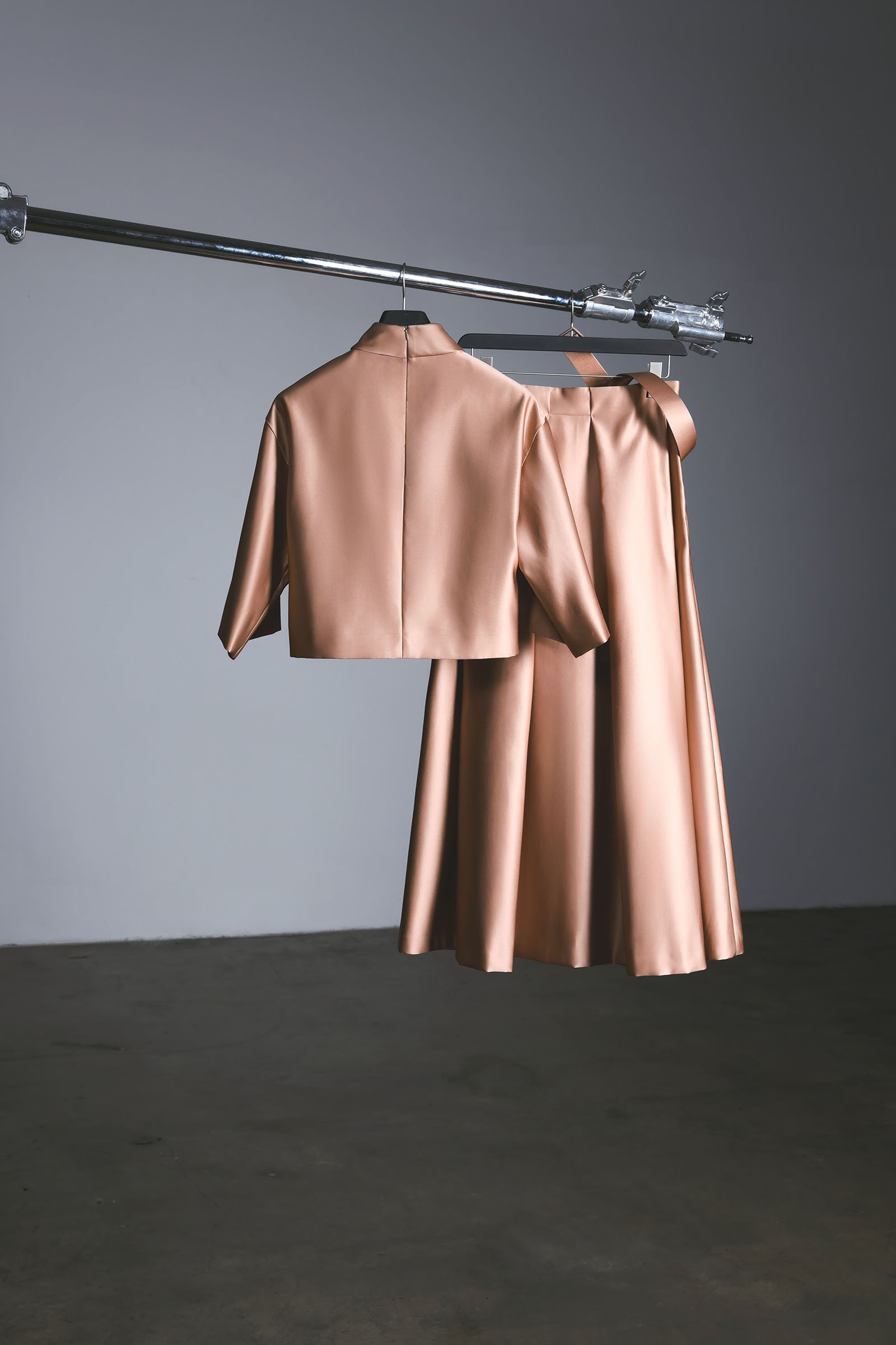 1133/B5 Bluzka z połyskującej tkaniny ze stójką