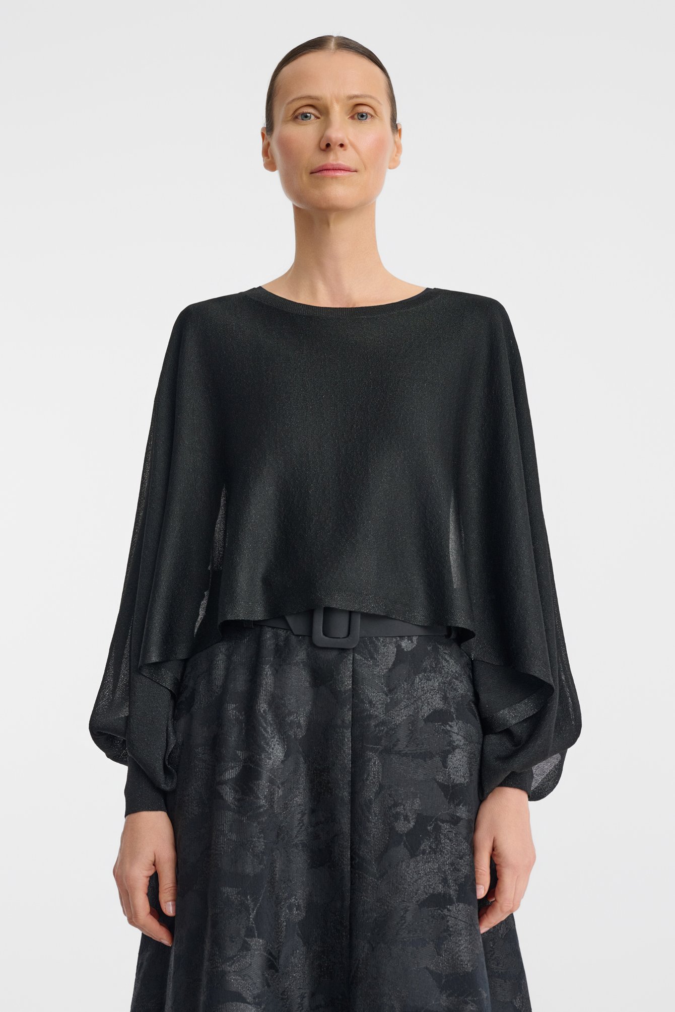 1644/B5 Czarna narzutka z metalicznym połyskiem