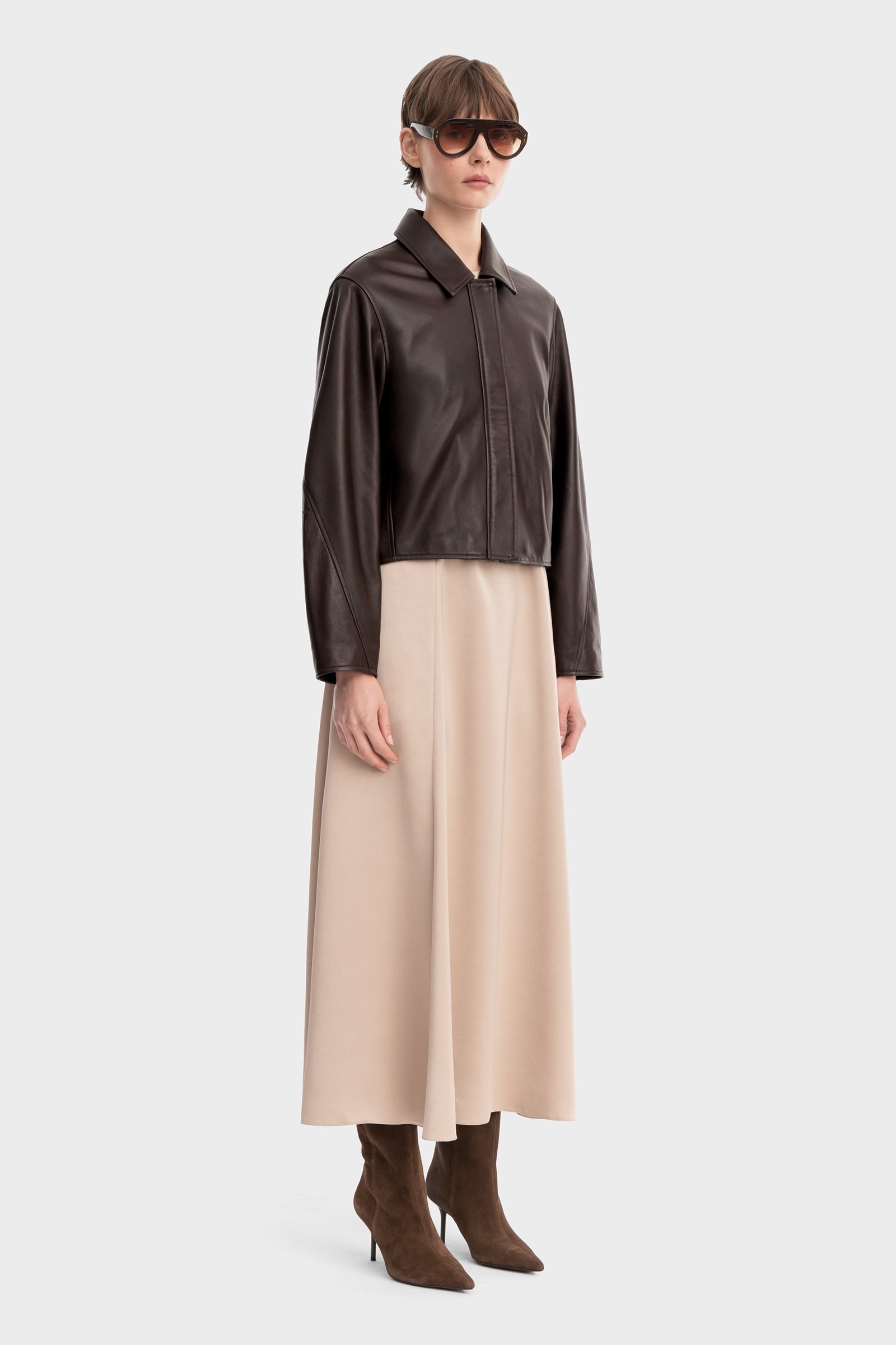 1708/B6 A brown leather jacket with a collar