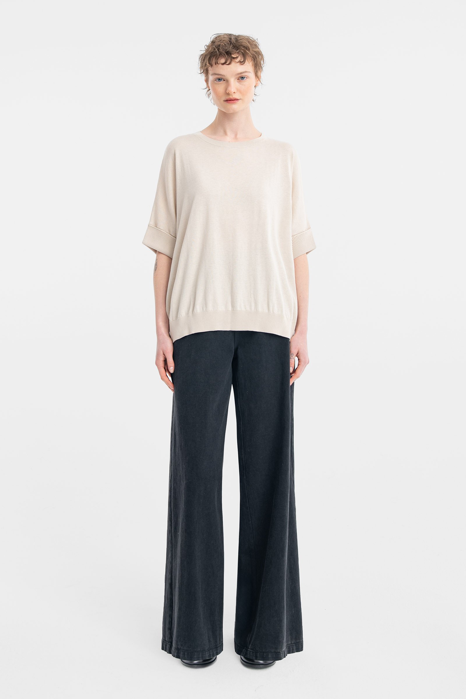 548/B6 Sweter o oversize’owej formie z krótkim rękawem