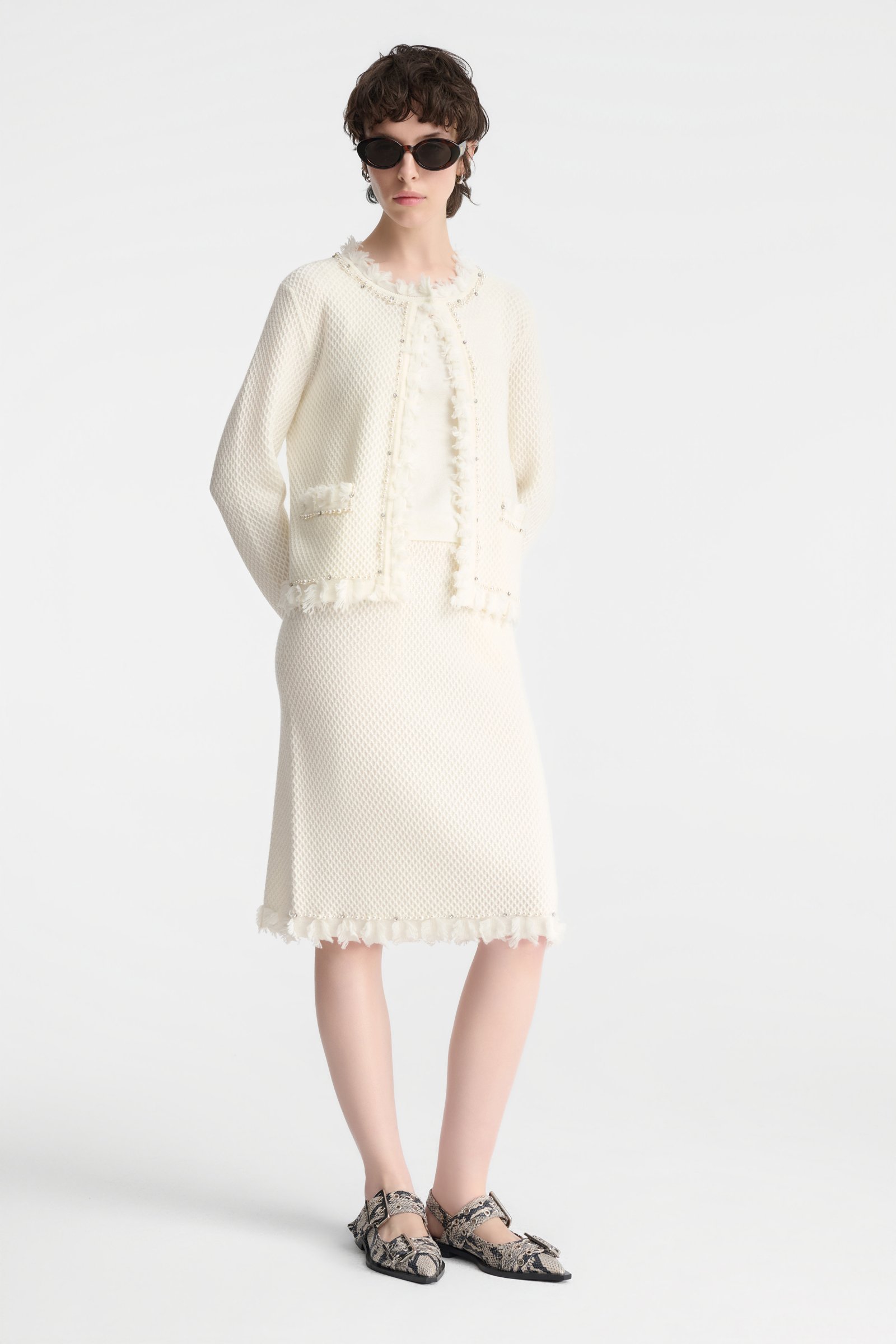 1569/B5 Strukturalna spódnica écru z elementami biżuteryjnymi