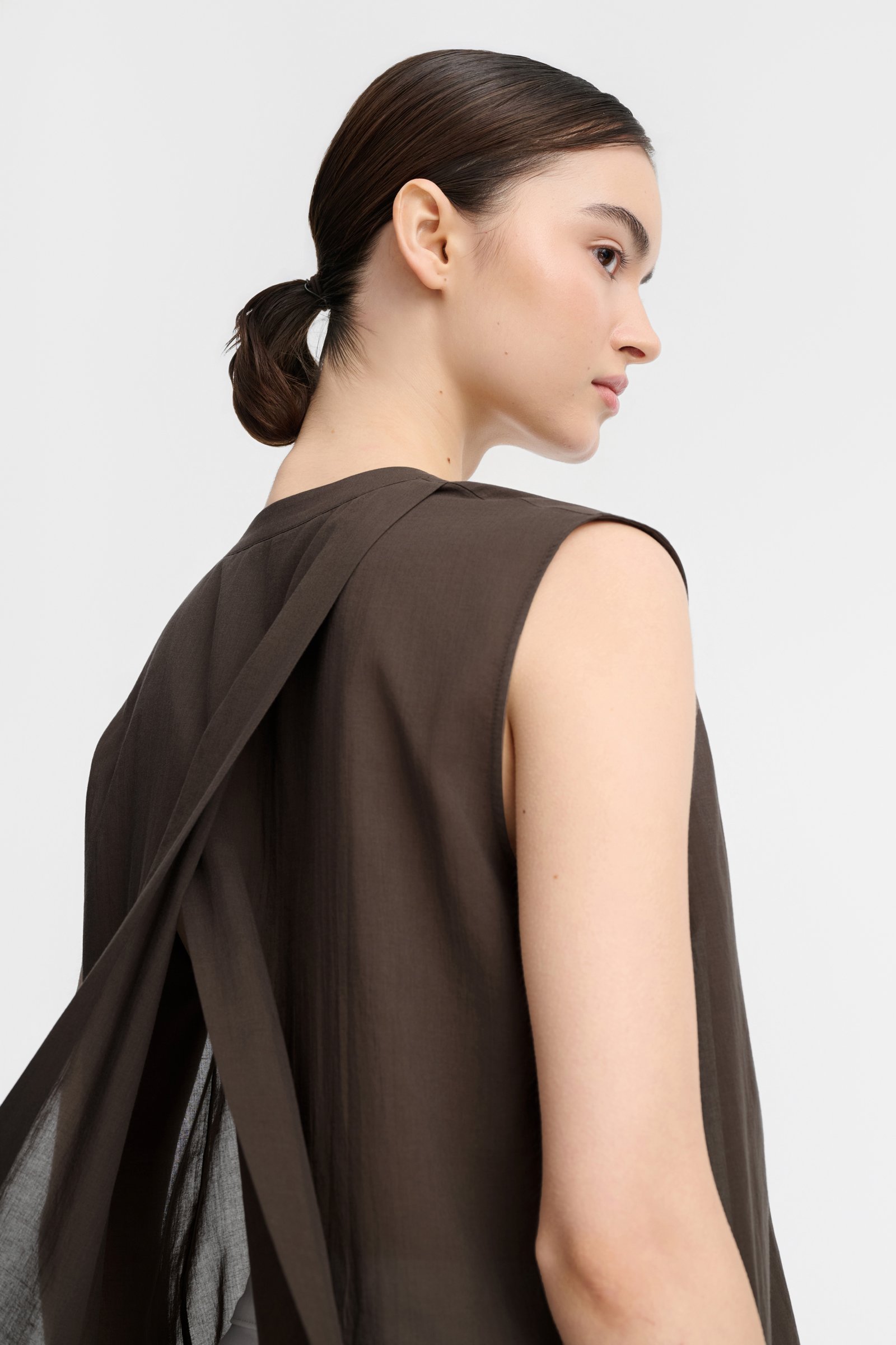 584/B6 Airy blouse with a slit at the back