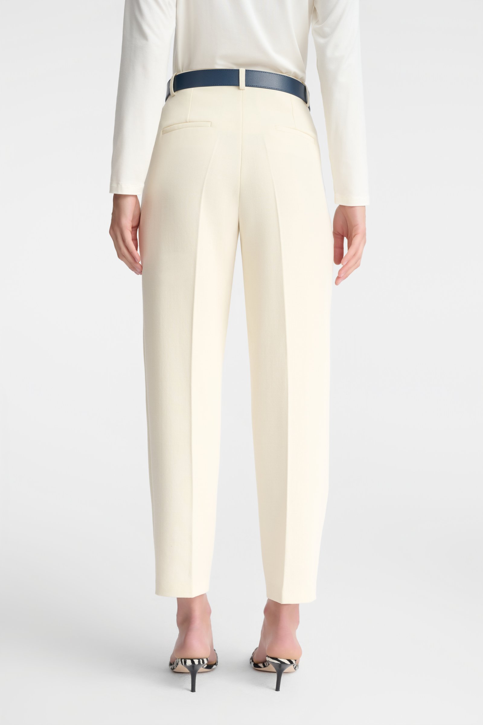 1010/B5 Eleganckie spodnie z kantem w odcieniu ècru