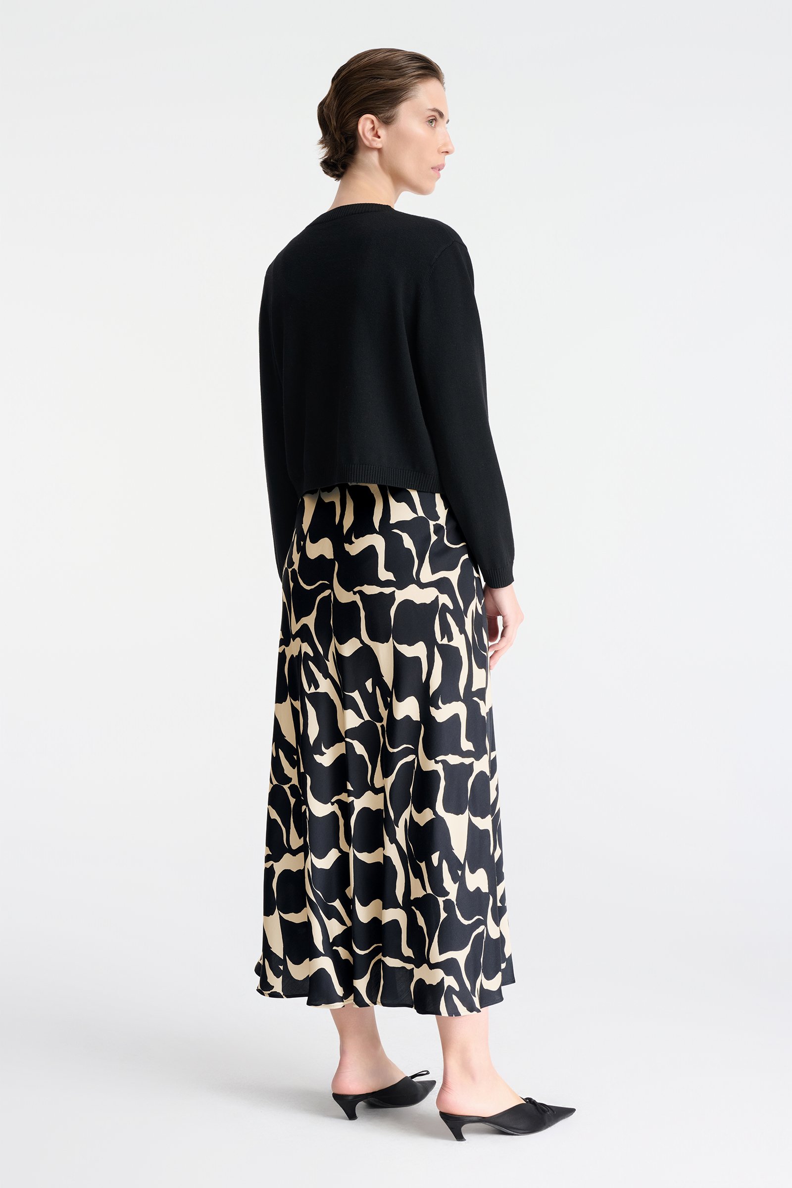 1073/B5 Długa spódnica o rozszerzanym kroju z geometrycznym wzorem