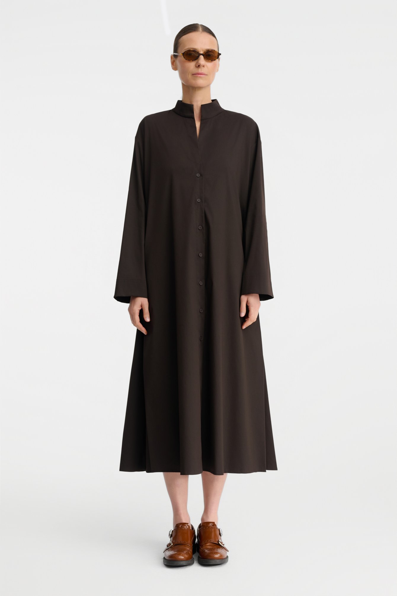 1027/B5 Długa sukienka w odcieniu gorzkiej czekolady z paskiem i stójką