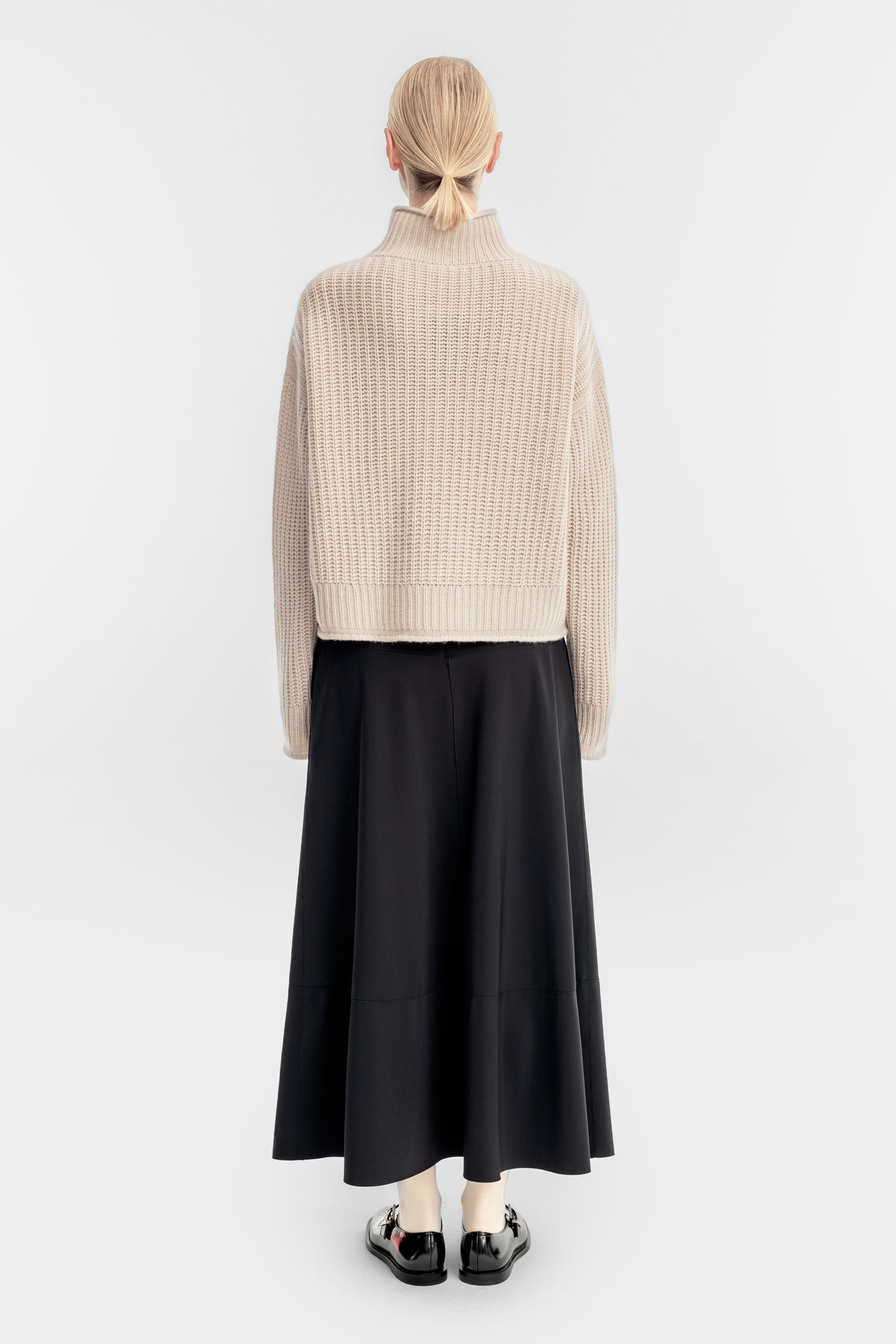 1604/B5 Strukturalny sweter ze stójką z kaszmiru w beżowej tonacji