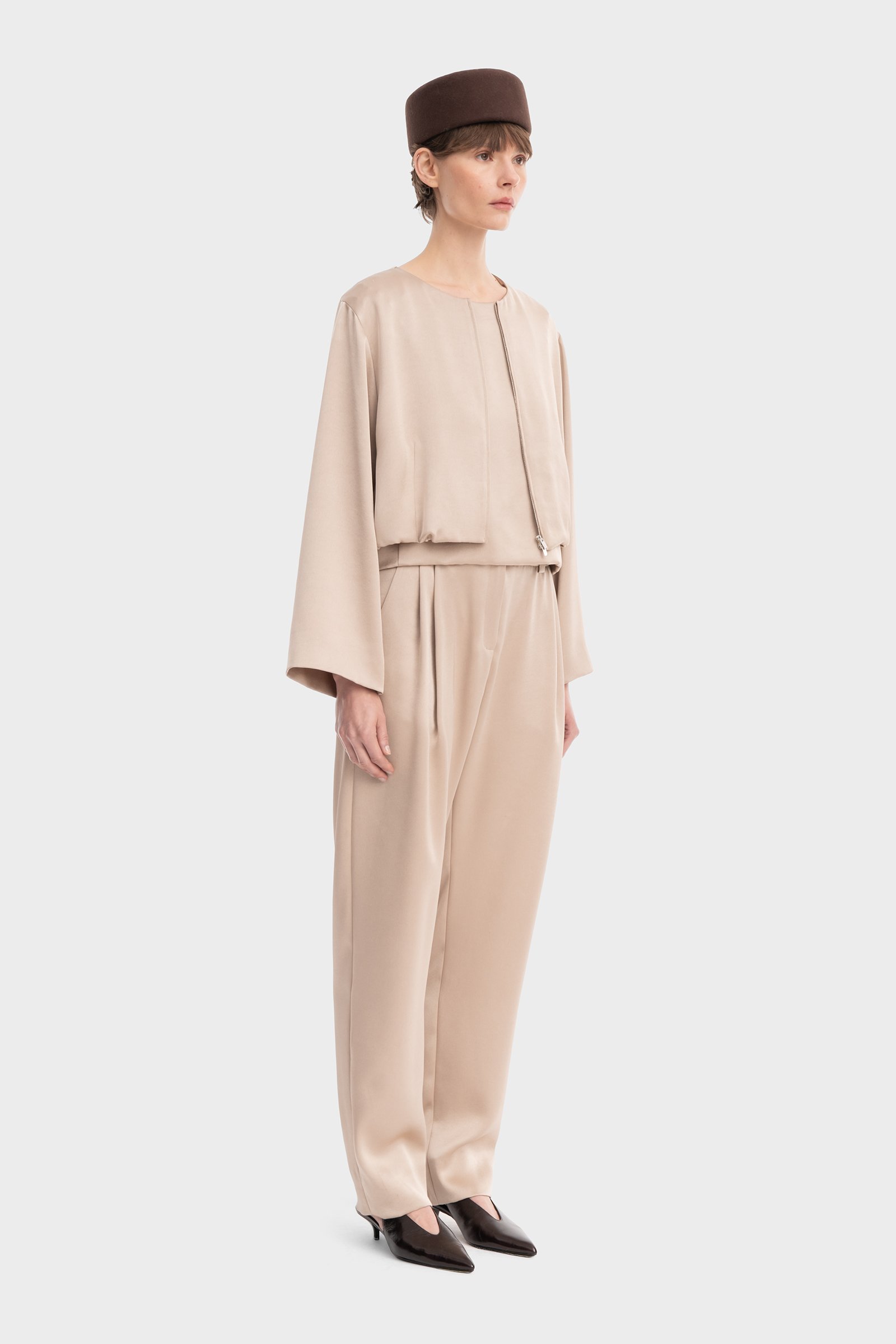 1719/B6 An elegant gold satin jacket with a zip fastening