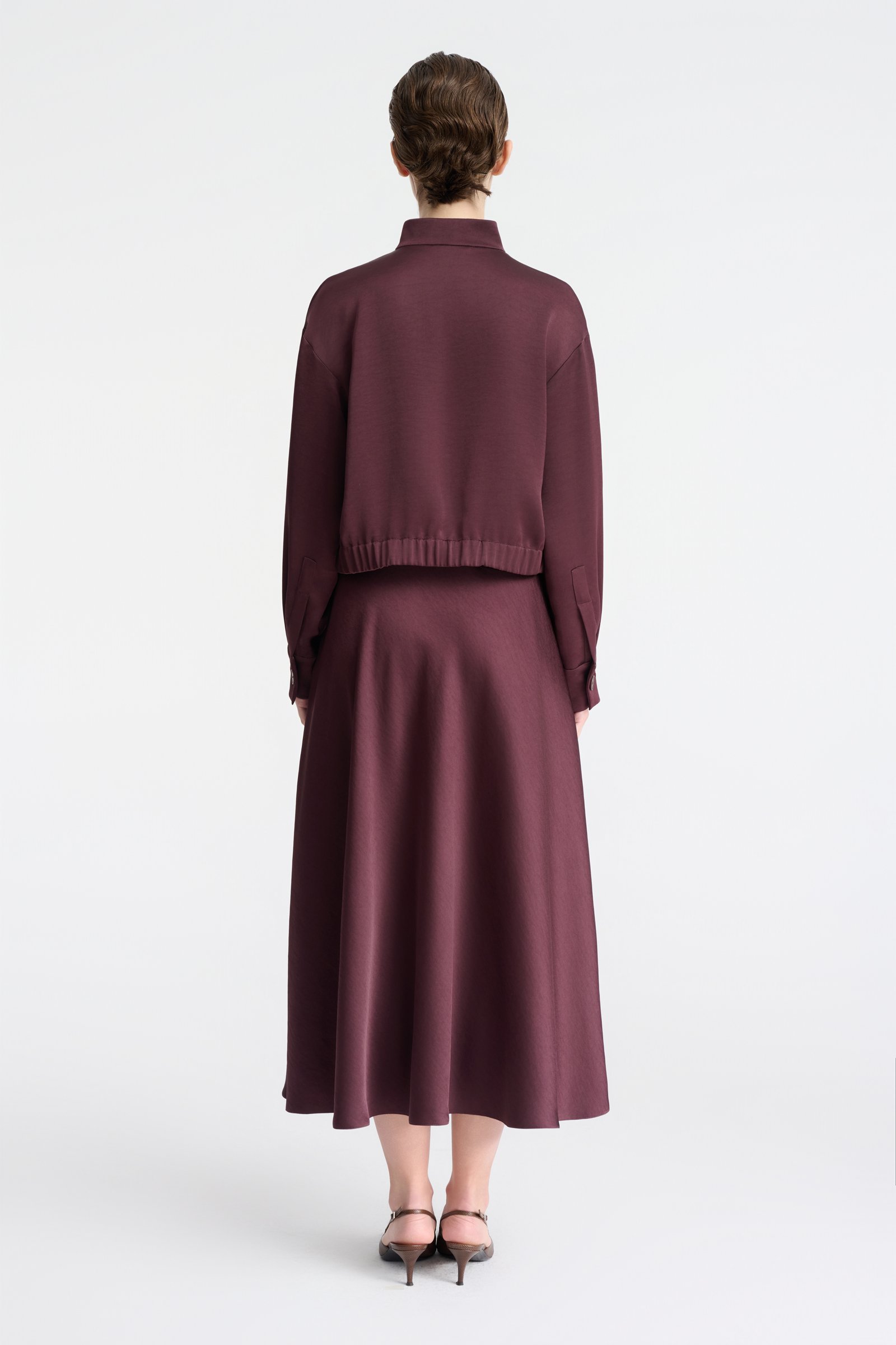 1007/B5 Satynowa kurtka o krótkim kroju w odcieniu burgundowym