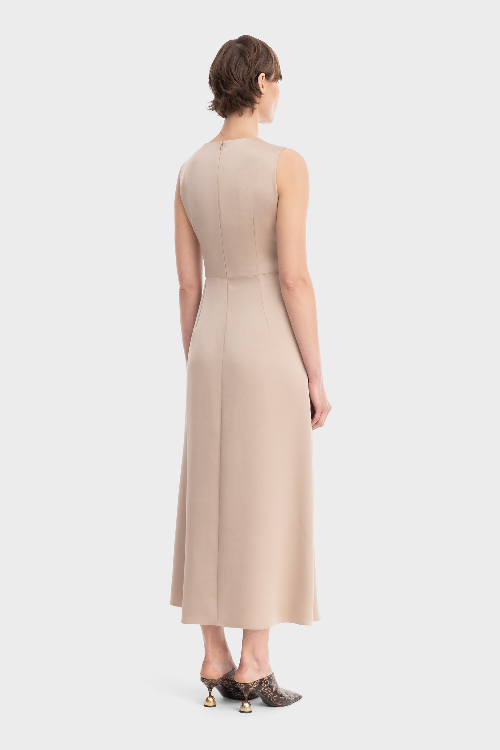 1718/B6 A gold satin evening dress