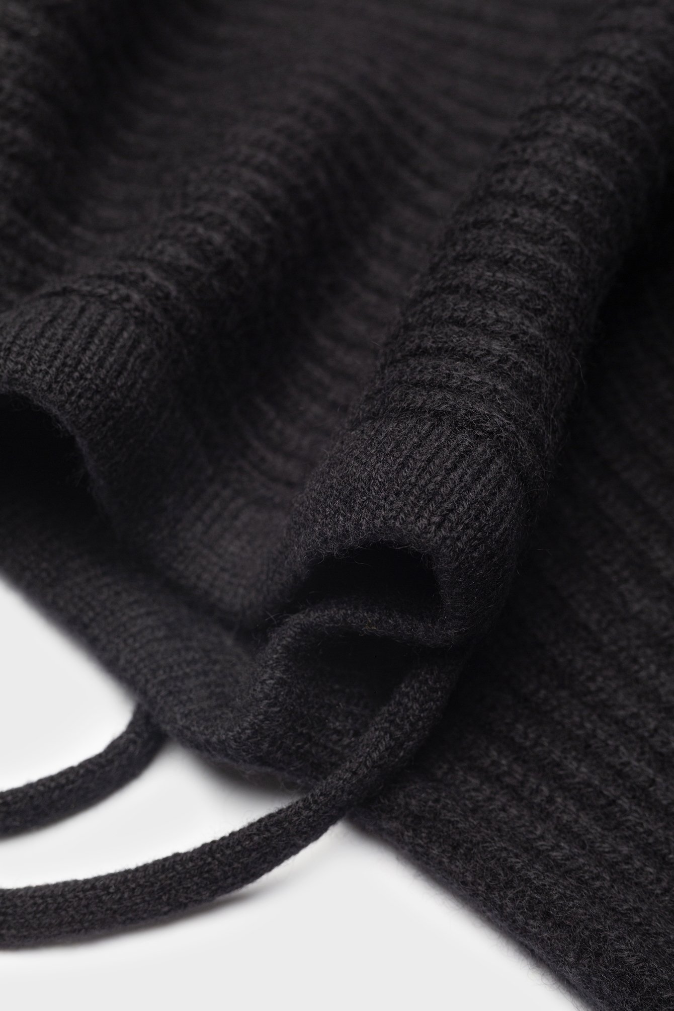 1701/B5 Kaszmirowy komin z kapturem w kolorze czarnym