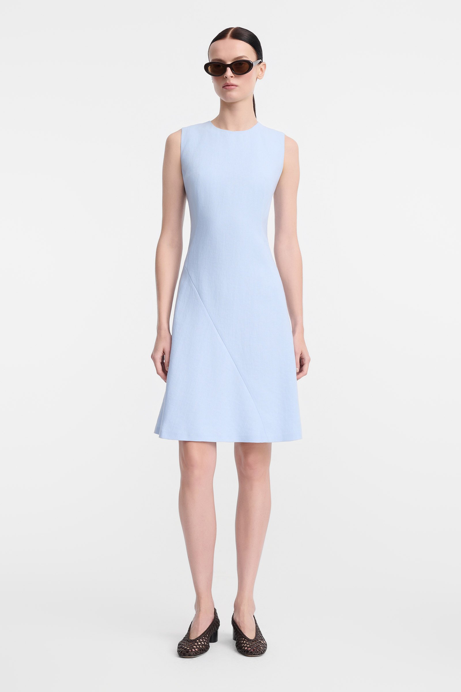 77/B6 Błękitna dopasowana sukienka z lnu i wiskozy