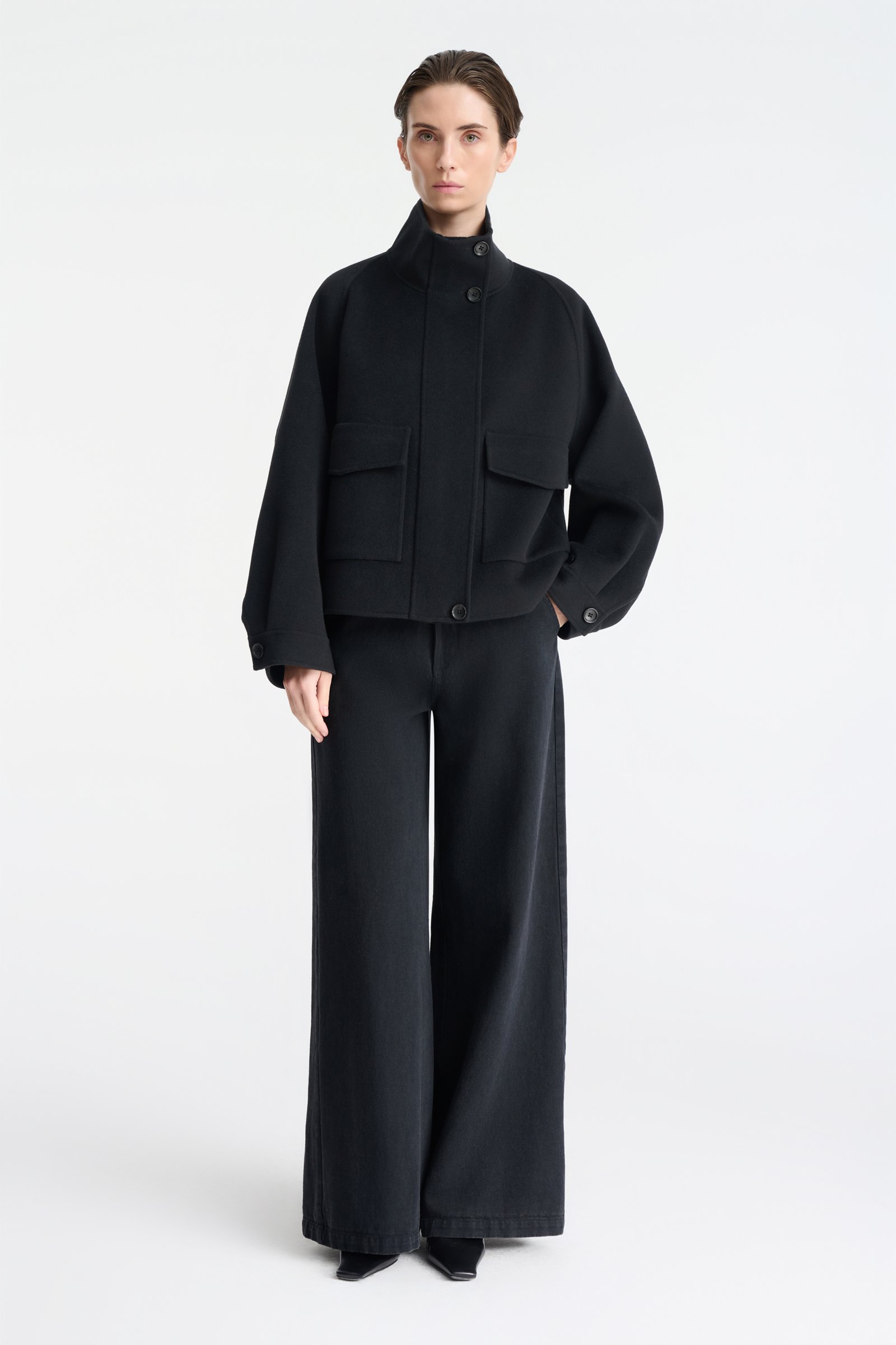 1524/B5 Krótka czarna kurtka ze stójką z wełny i kaszmiru