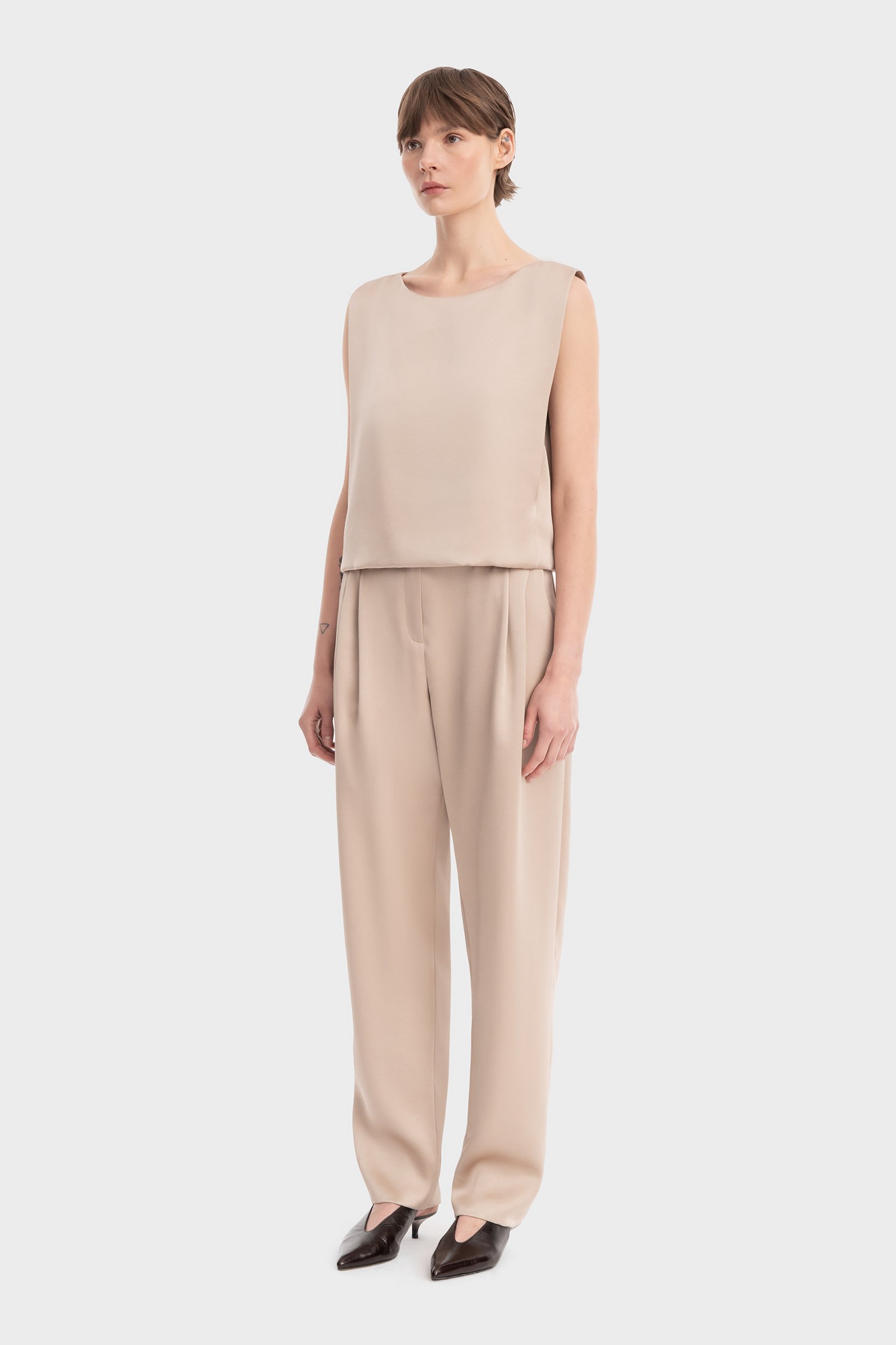 1717/B6 Elegant gold trousers with pleats