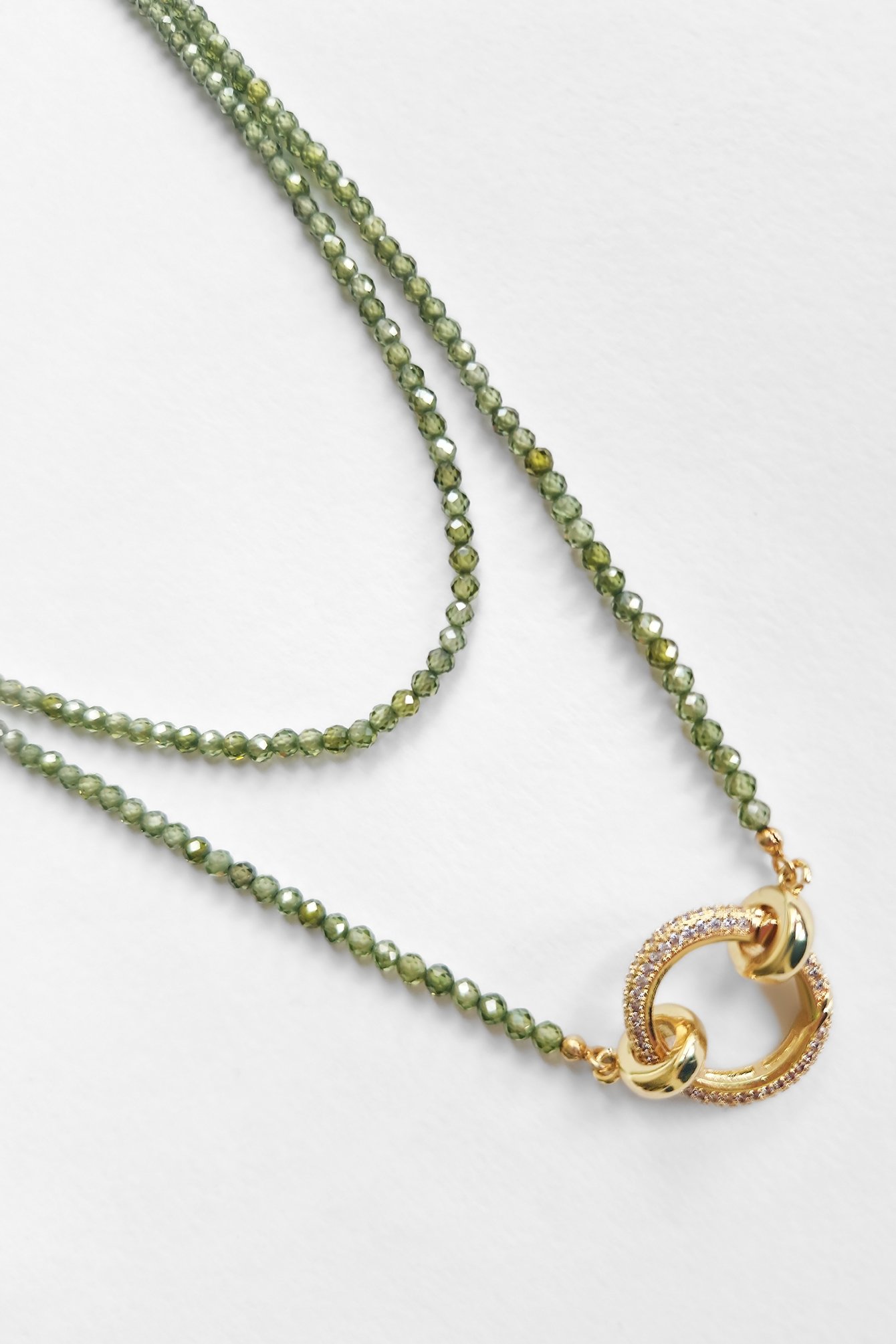 653/B6 Naszyjnik z zieloną cyrkonią i złoconym zapięciem