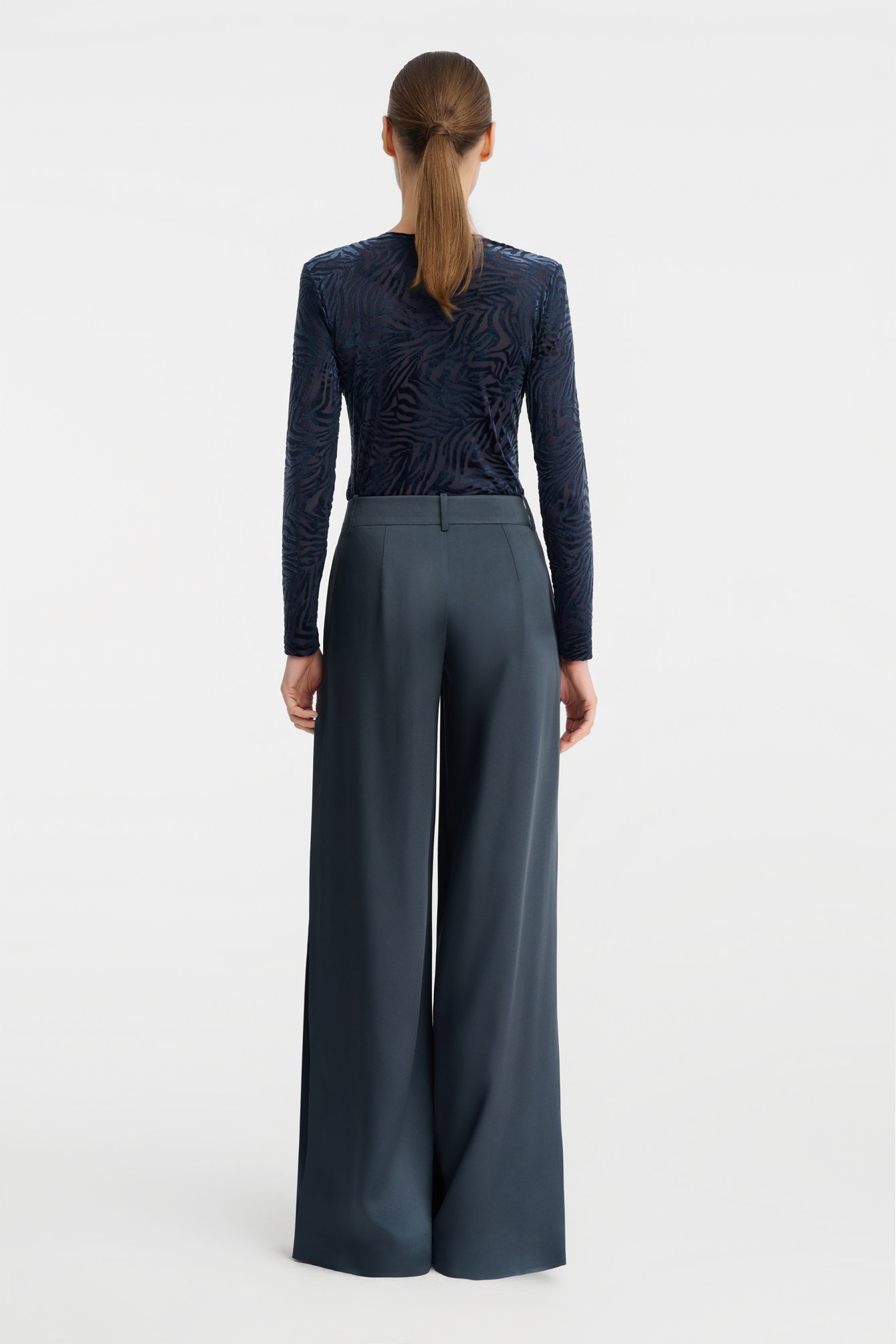 1076/B5 Granatowe szerokie spodnie wizytowe z satyny z kontrafałdą