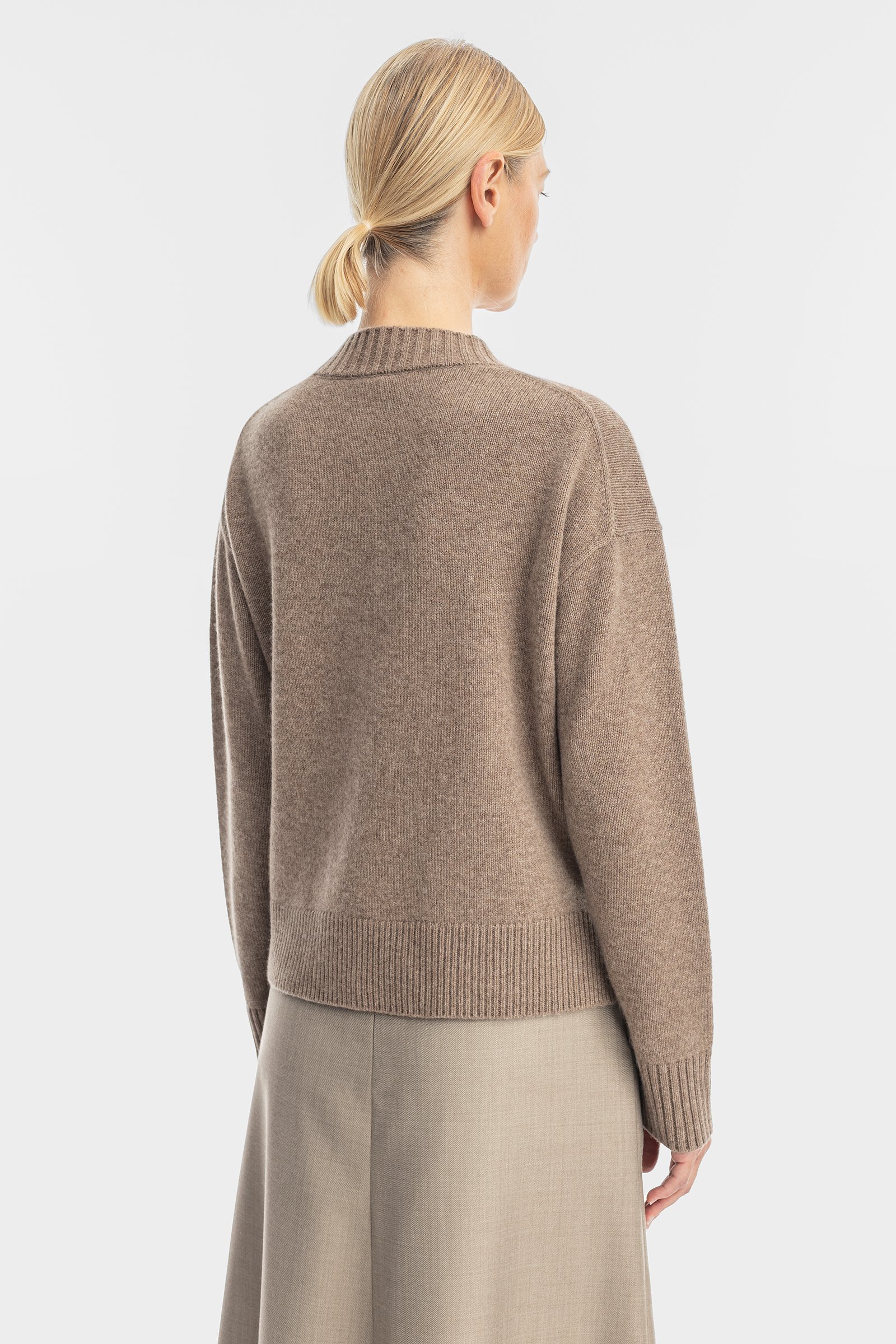 1634/B5 Beżowy sweter kaszmirowy o krótkim kroju z dekoltem w szpic