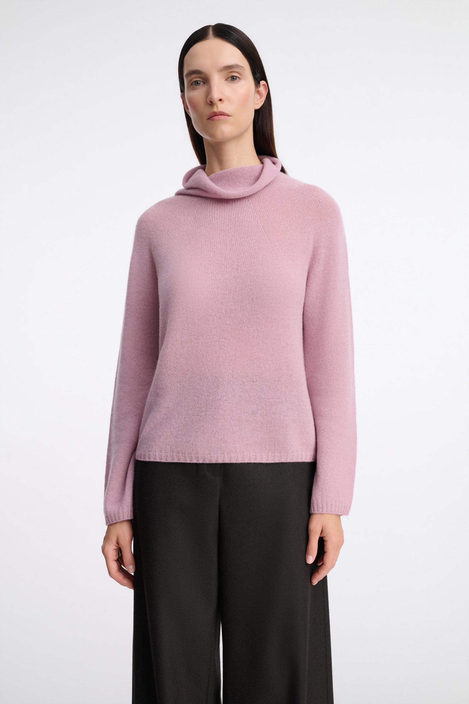 1619/B6 A powder pink cashmere roll-neck jumper