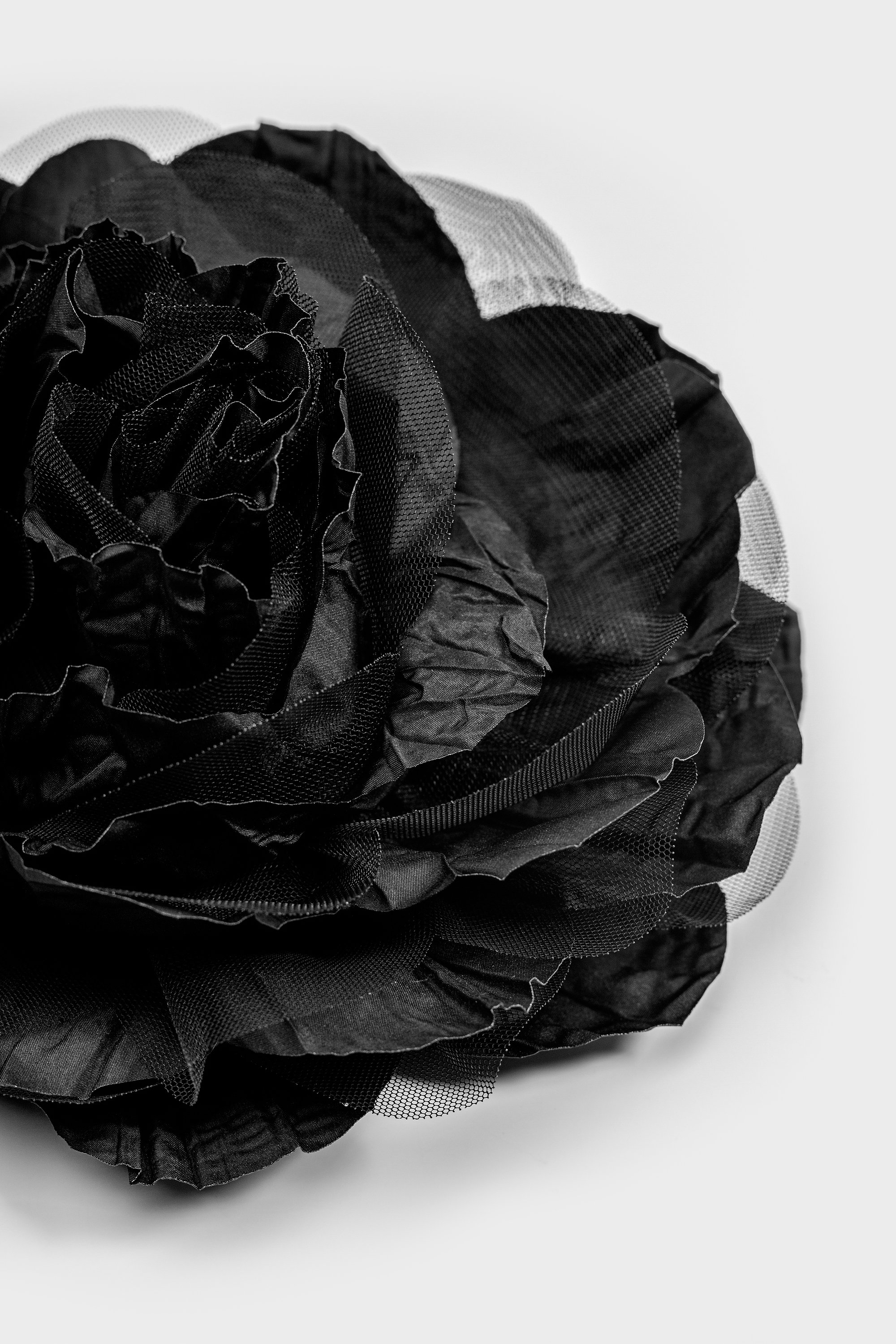 603/B6 Czarna broszka w kształcie kwiatu