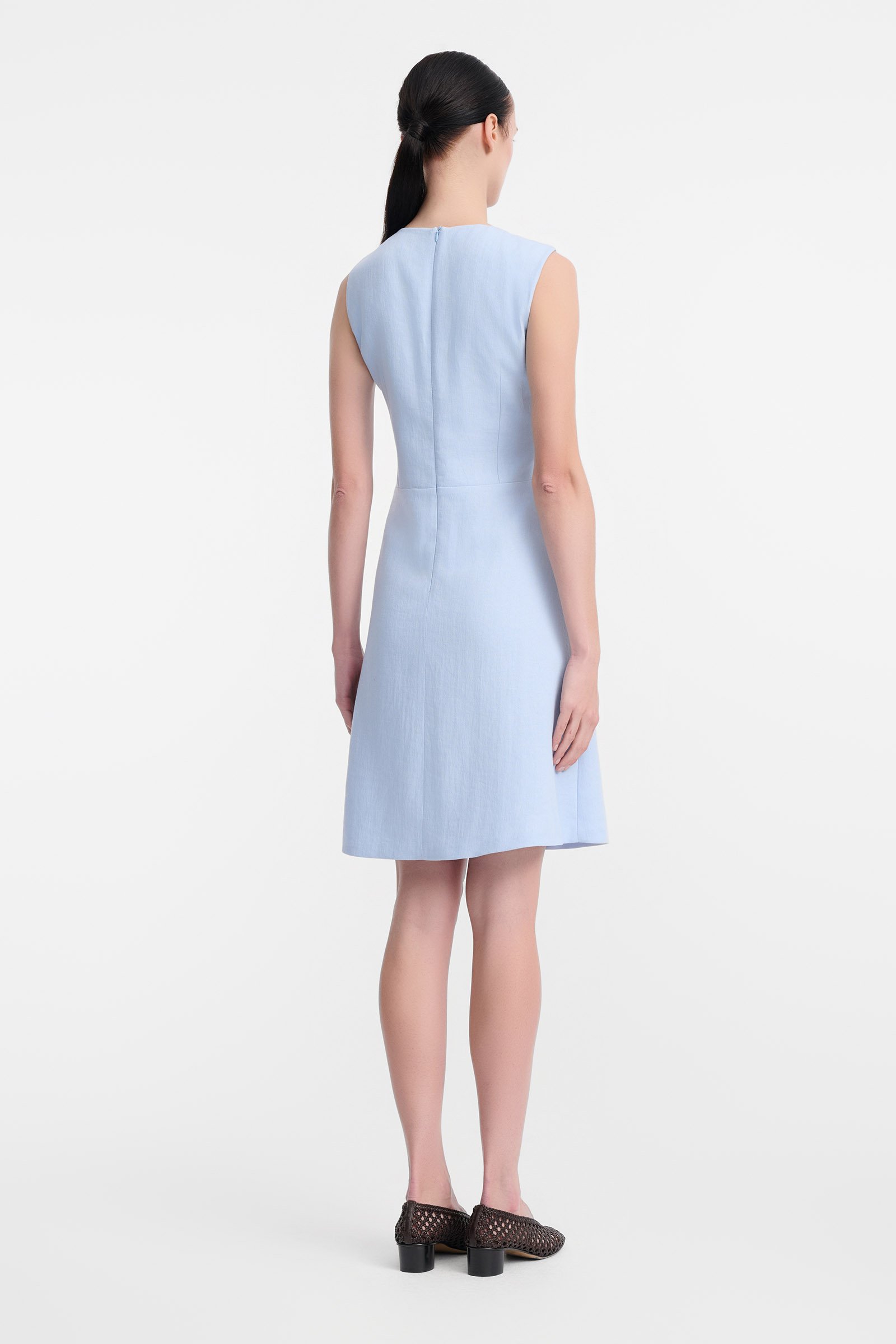 77/B6 Błękitna dopasowana sukienka z lnu i wiskozy