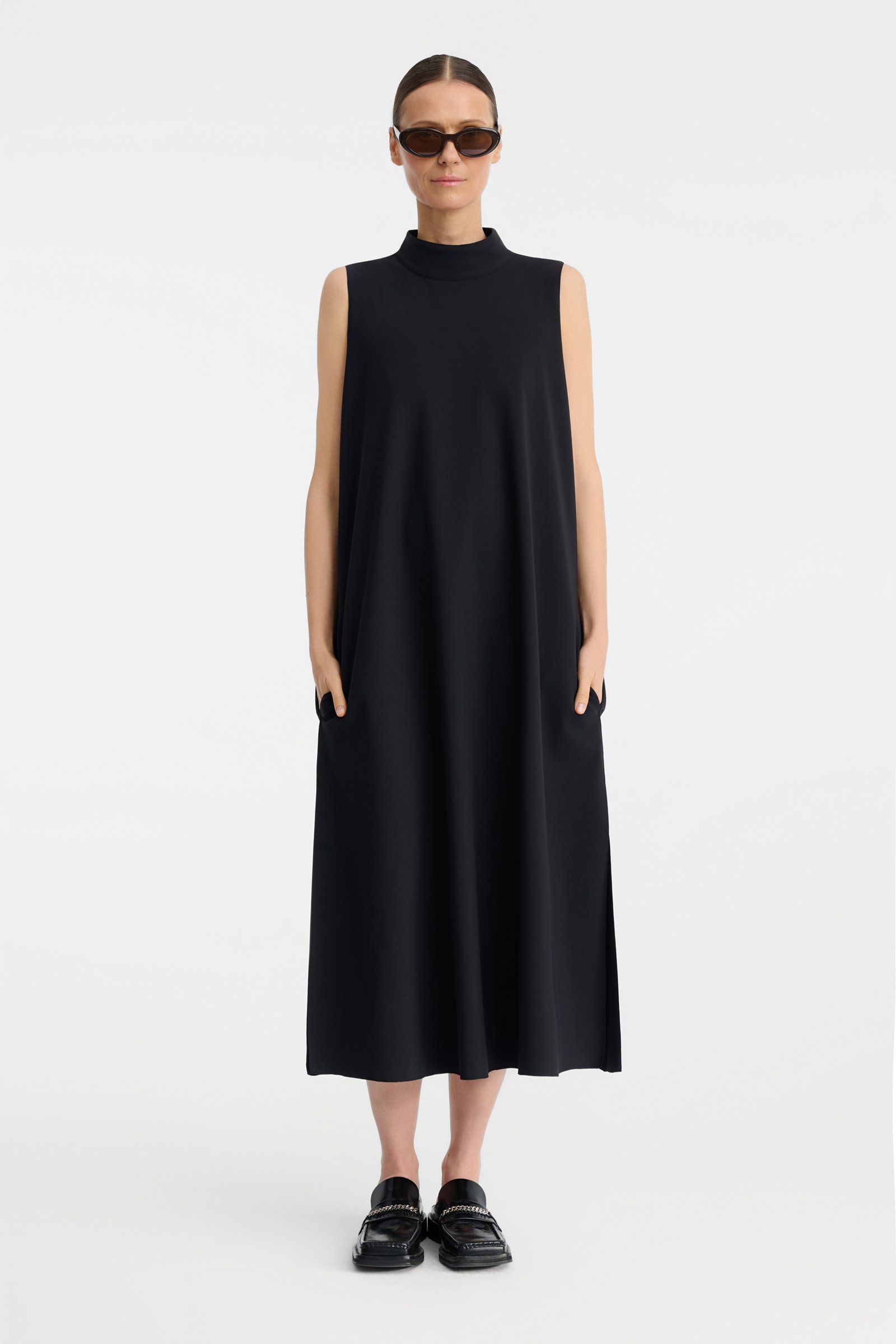 1056/B5 Długa czarna sukienka z półgolfem i paskiem z podwójną klamerką