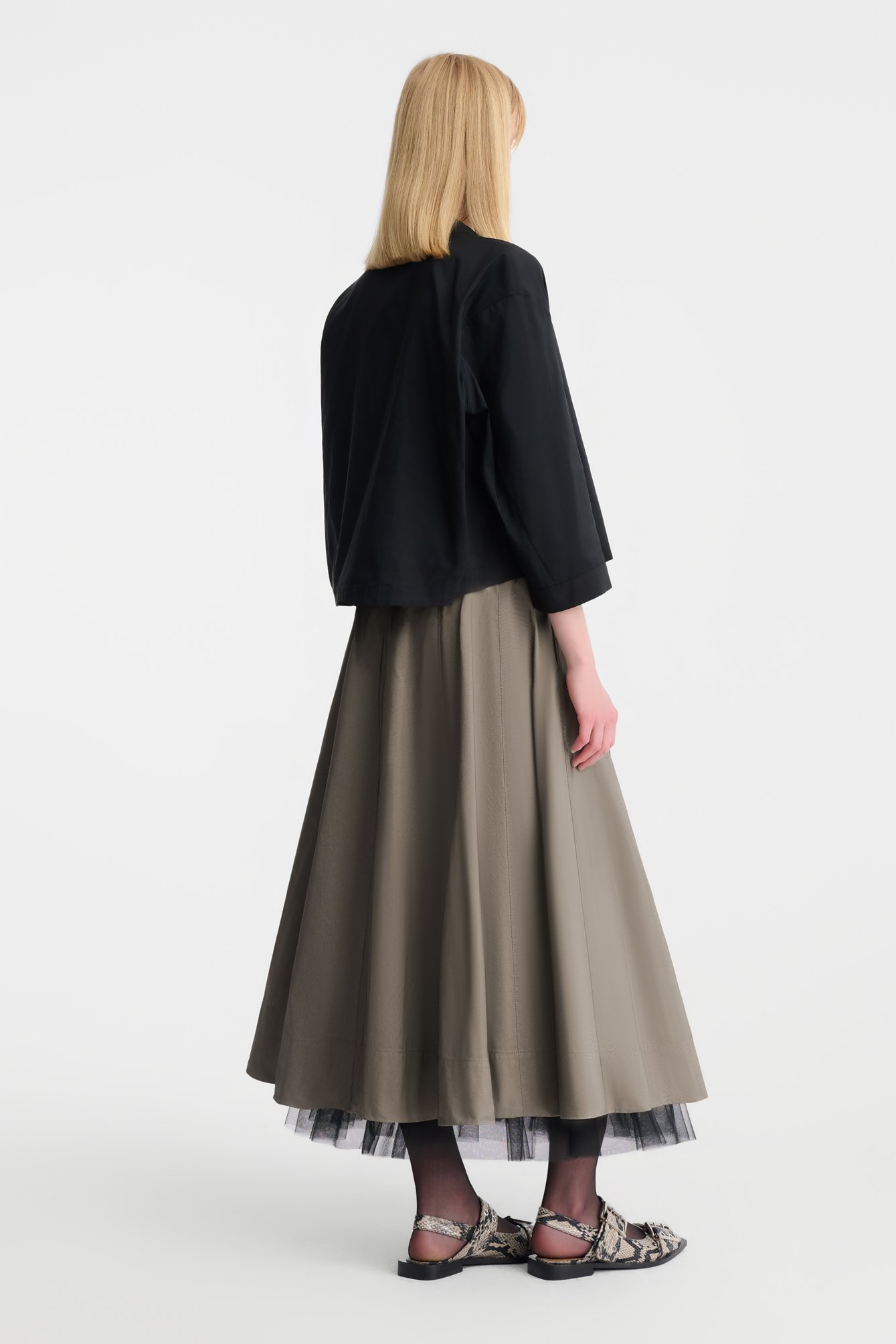 1070/B5 Czarny krótki żakiet z tafty ze stójką