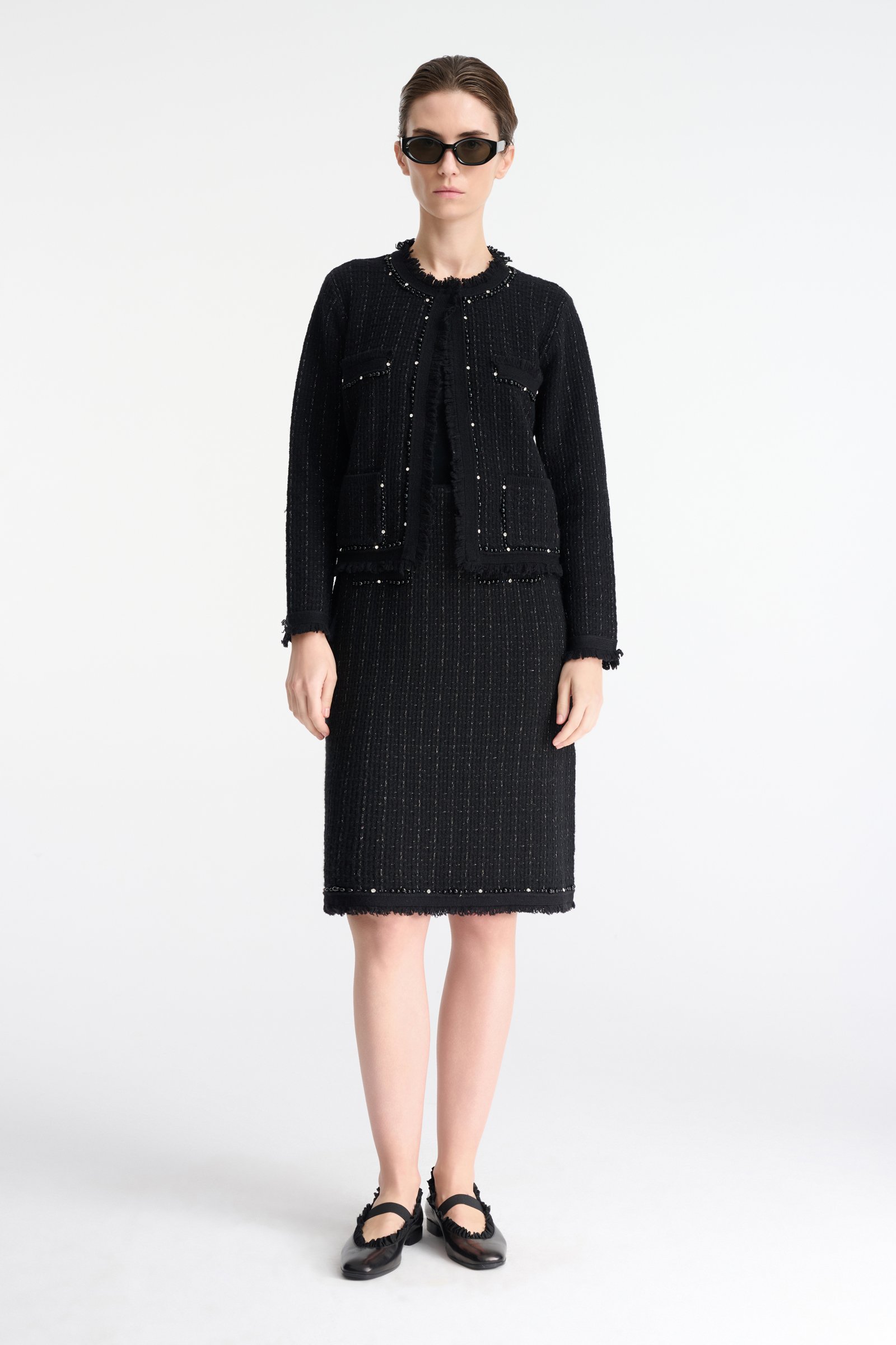 1573/B5 Czarna spódnica midi ze srebrną nicią i elementami biżuteryjnymi