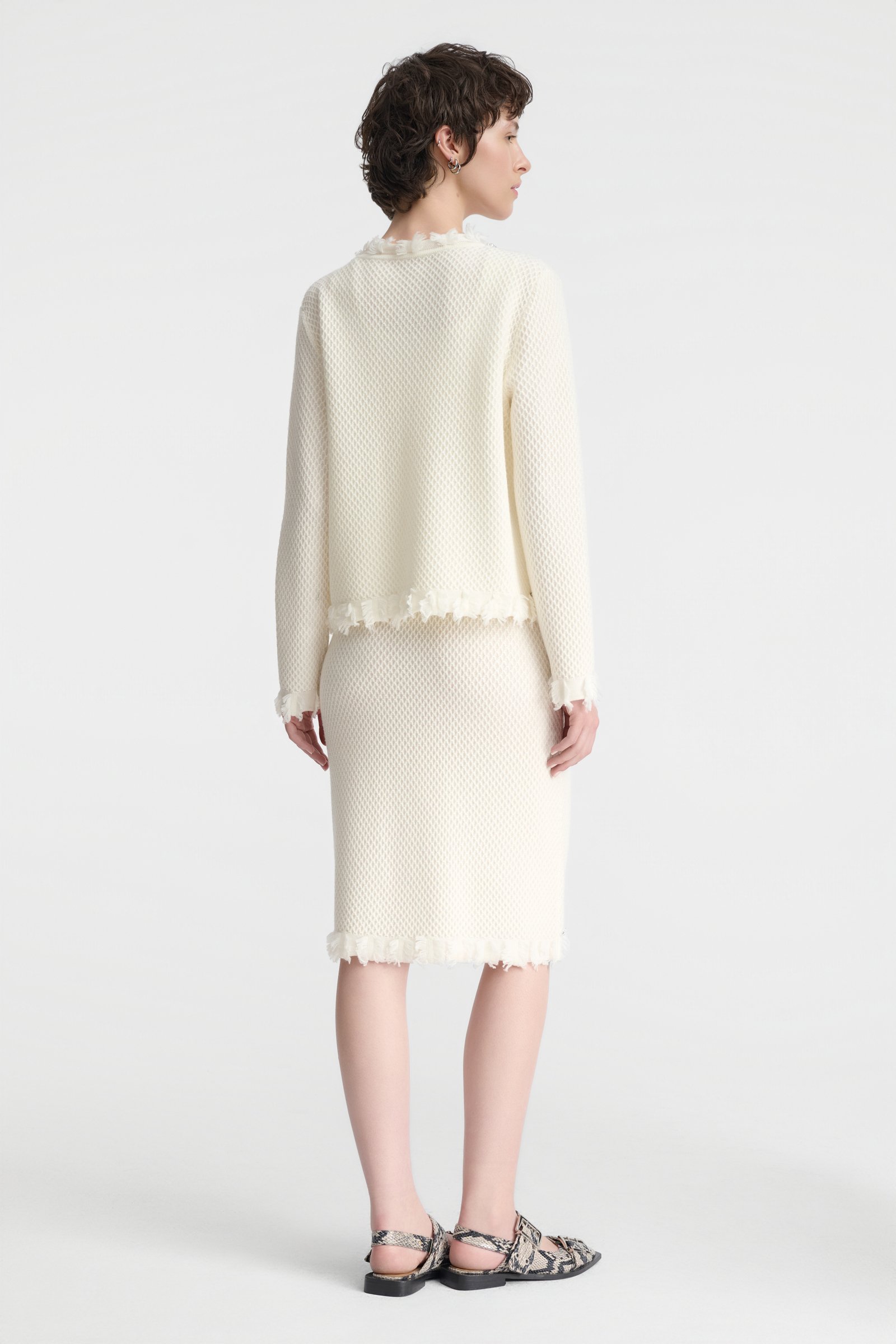 1569/B5 Strukturalna spódnica écru z elementami biżuteryjnymi