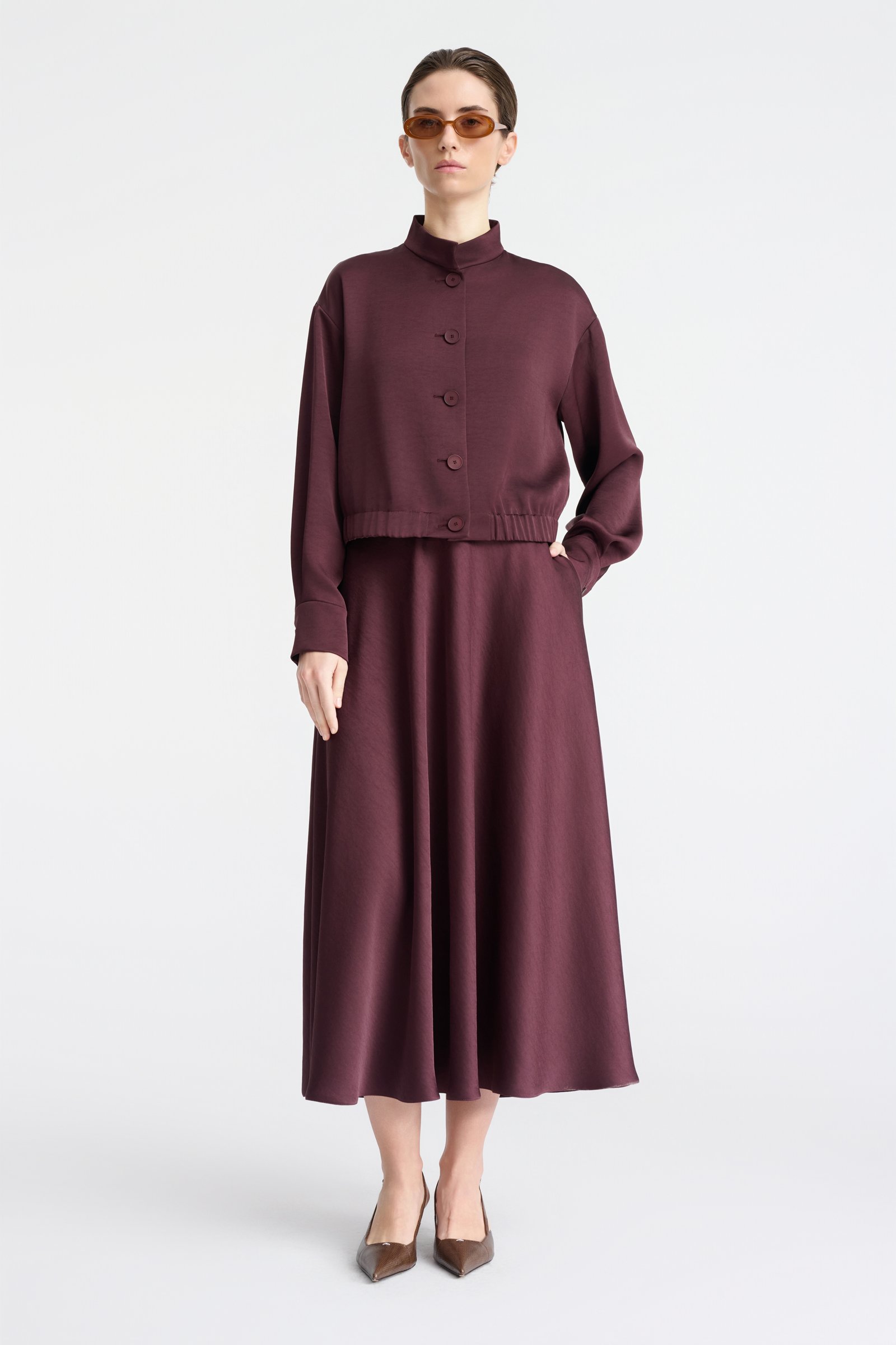 1007/B5 Satynowa kurtka o krótkim kroju w odcieniu burgundowym