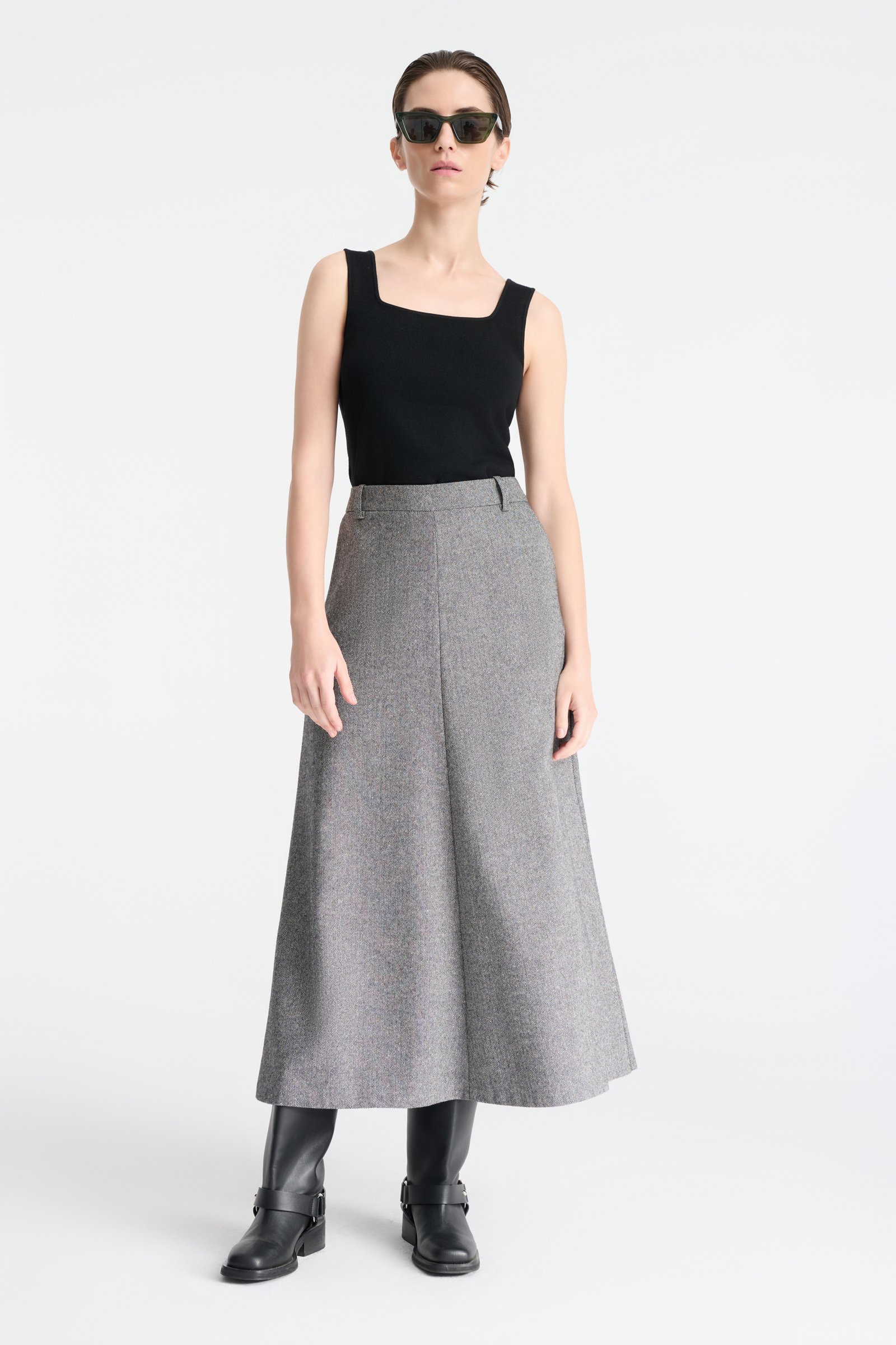 1047/B5 Długa szara spódnica z tweedowego materiału w jodełkę