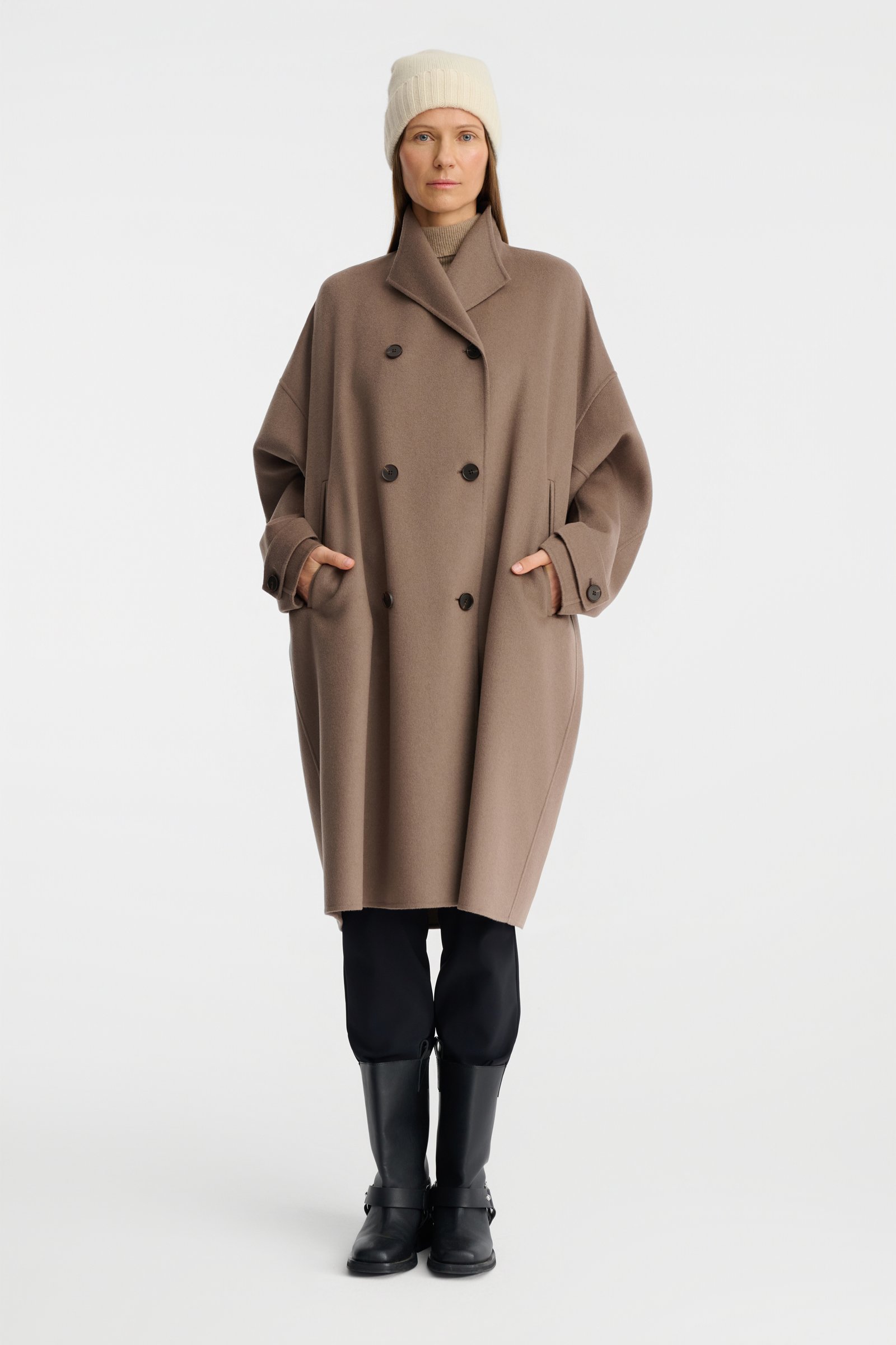 1517/B5 Wełniany płaszcz oversize ze stójką w zgaszonym odcieniu brązu