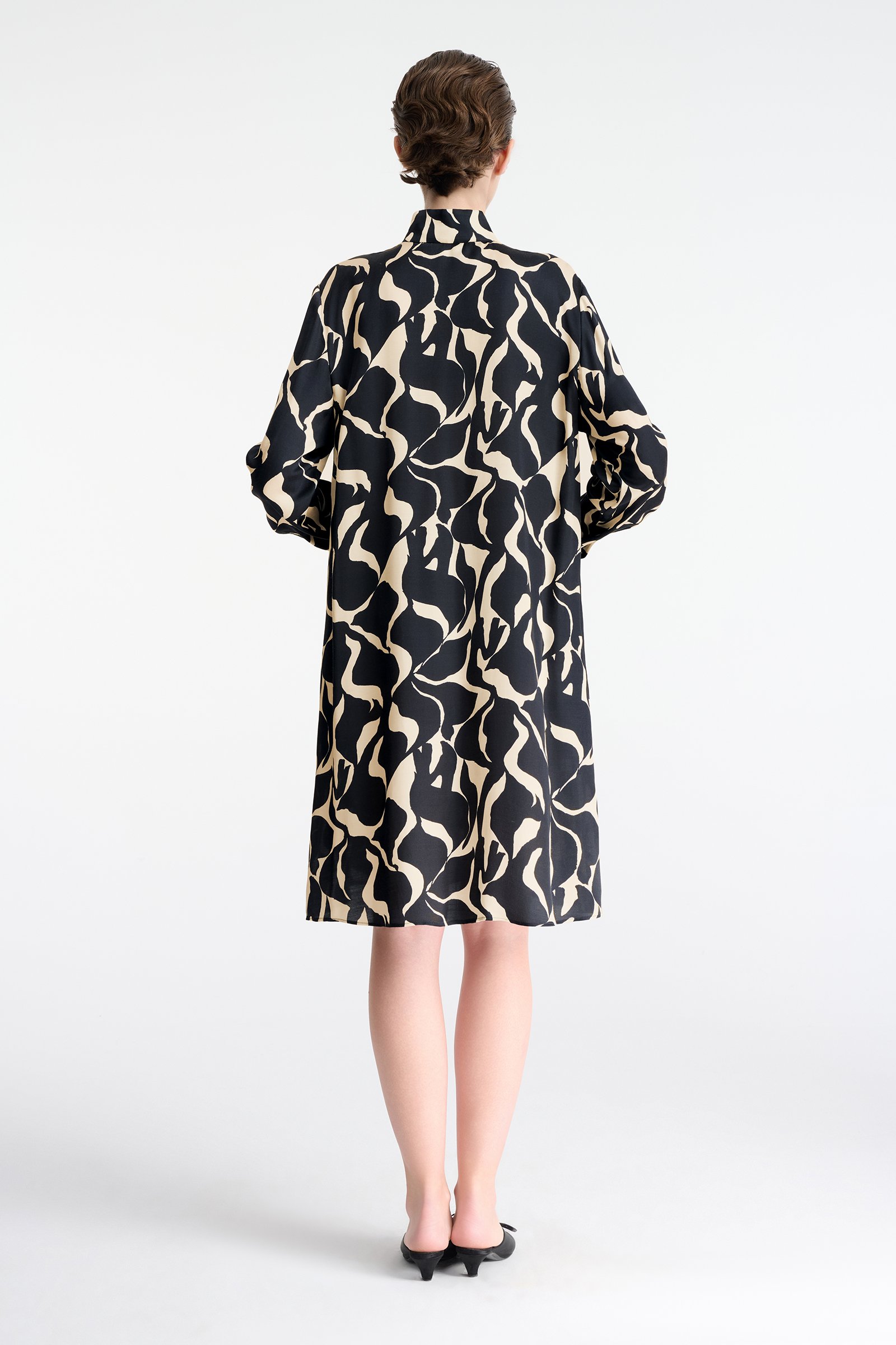 1072/B5 Sukienka midi z geometrycznym wzorem i długim rękawem