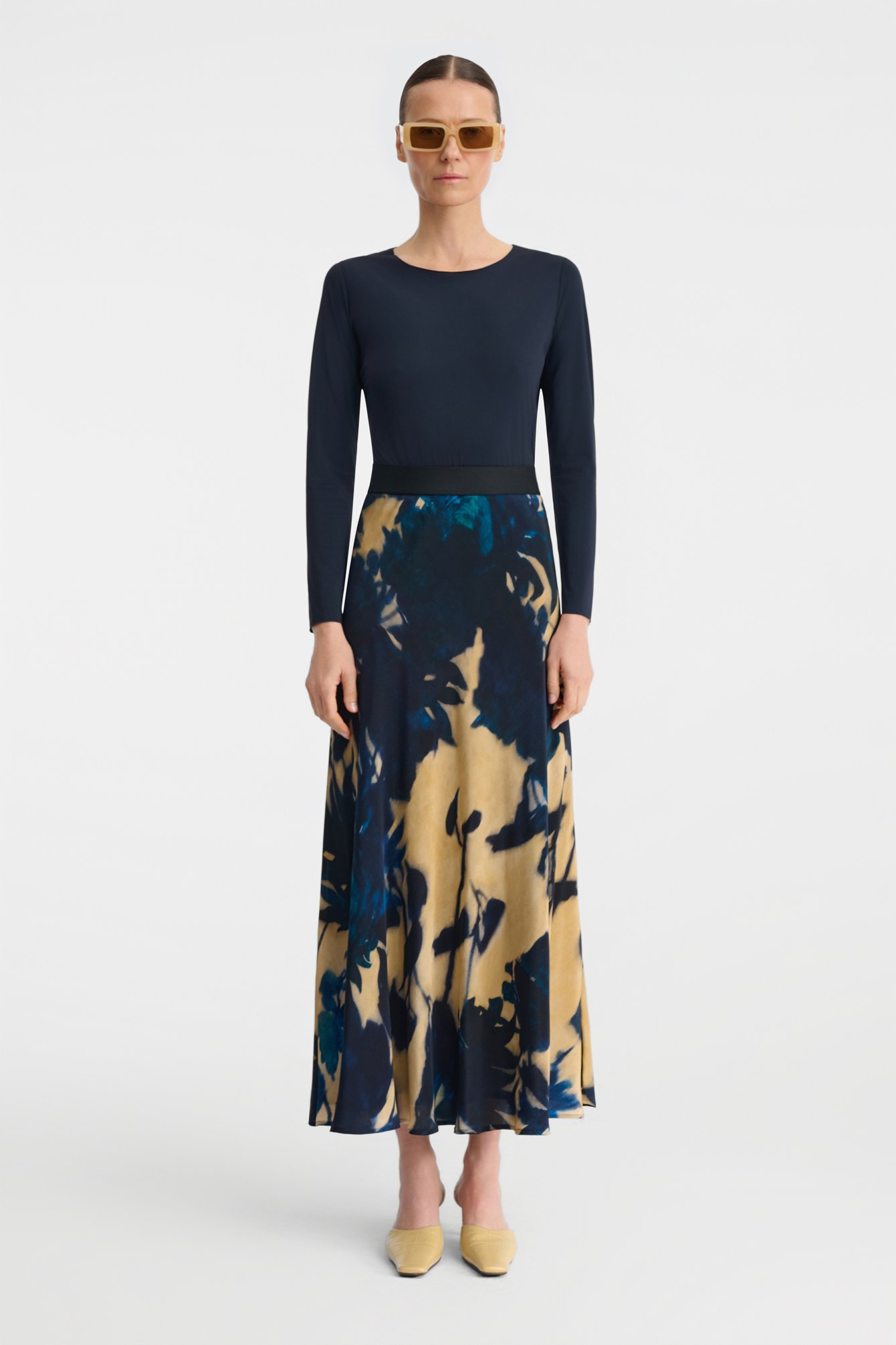 1152/B5 Granatowa spódnica z wiskozy w abstrakcyjny print