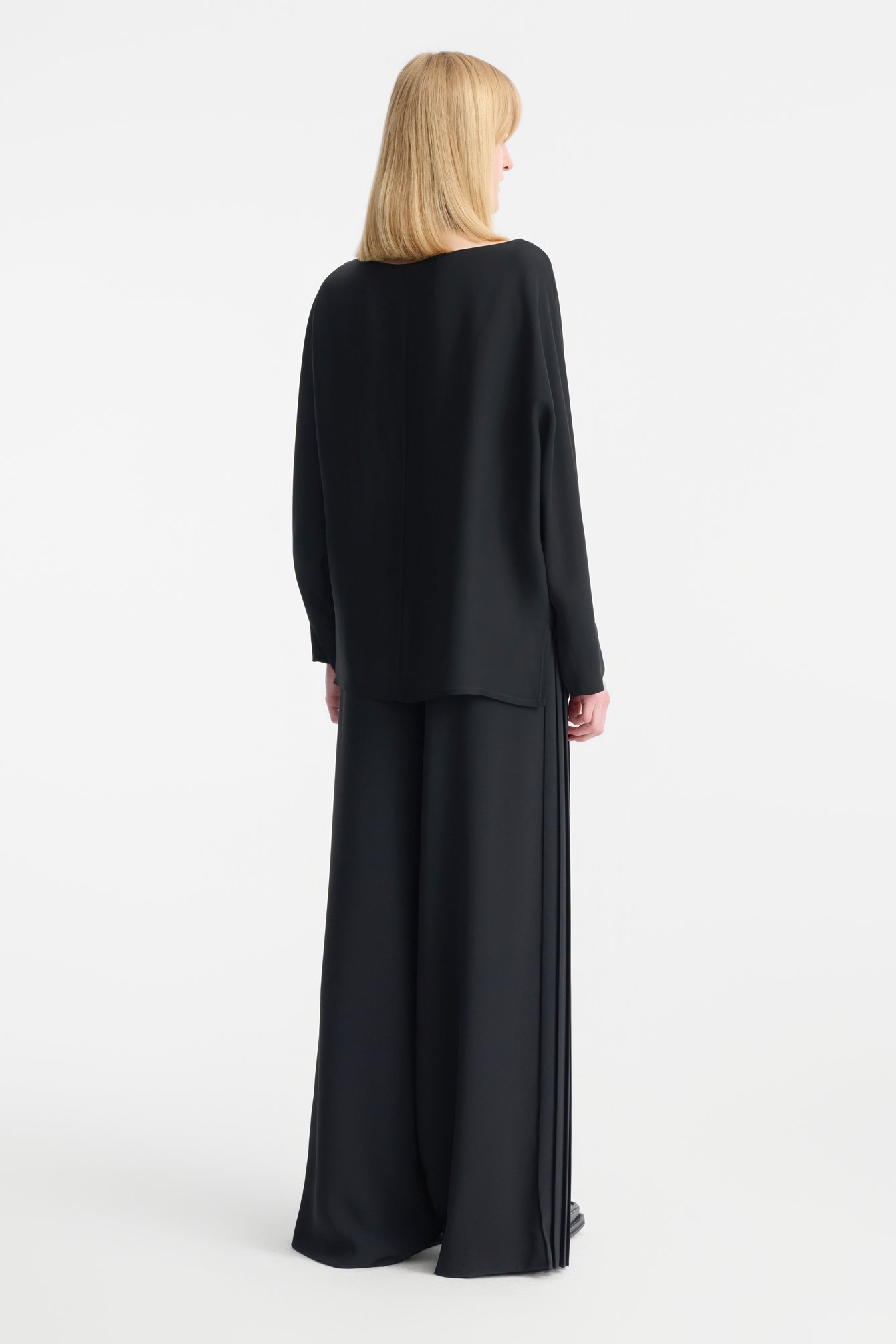 1110/B5 Czarne szerokie spodnie z plisowaniem