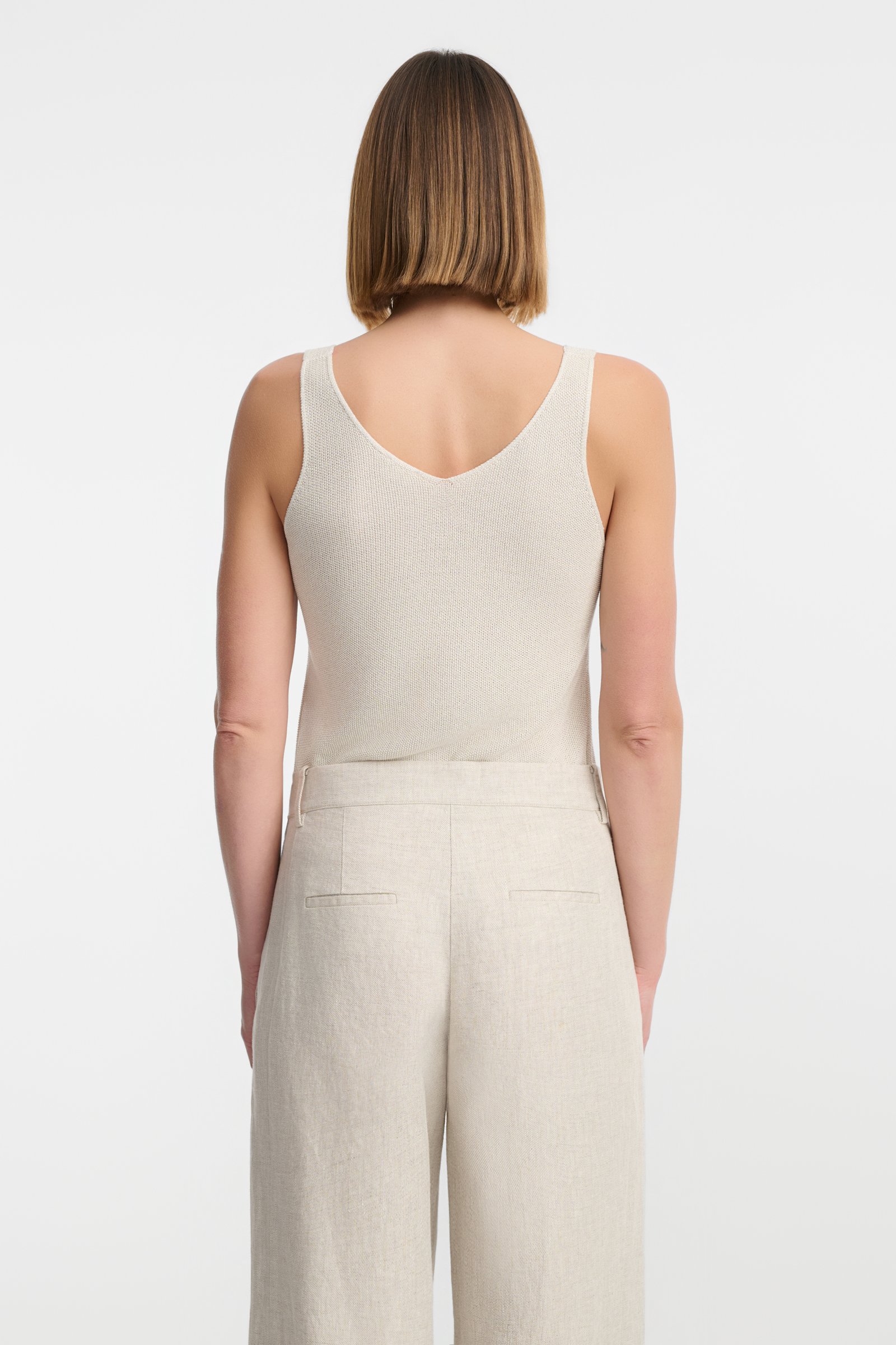 536/B6 Beżowy top z wiskozy z dekoltem V