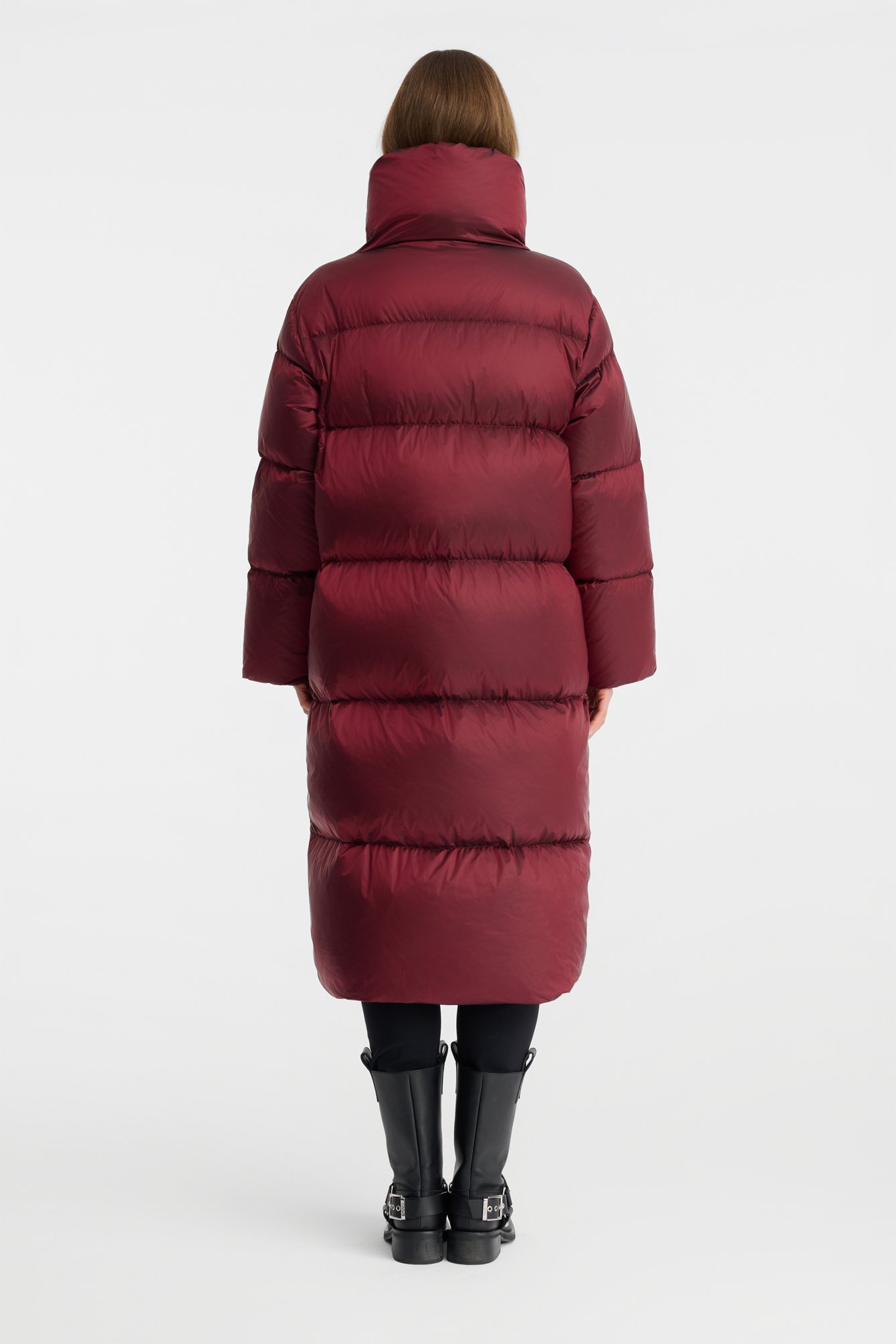1509/B5 Puchowy płaszcz ze stójką w głębokim odcieniu wiśniowym
